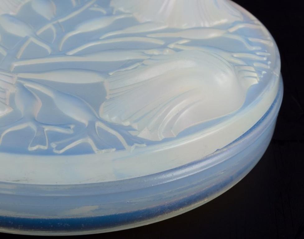 Verlys, Frankreich. Bedeckte Schale aus Kunstglas. Opalglas im Art déco-Stil. 1930er Jahre im Angebot 1