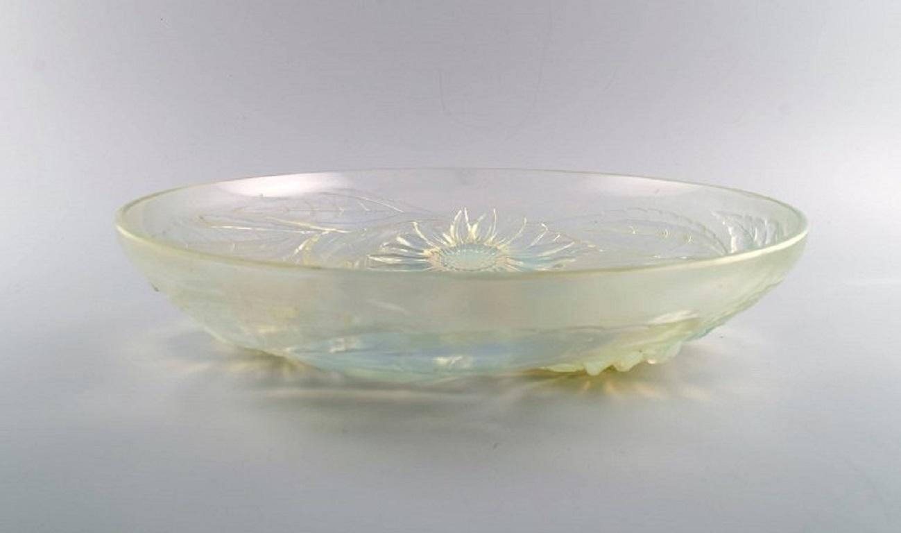 Verlys, France. Large Art Deco bowl in mouth-blown art glass with flowers in relief. 1940s.
Measures: 35 x 6.8 cm.
In excellent condition.
Stamped.