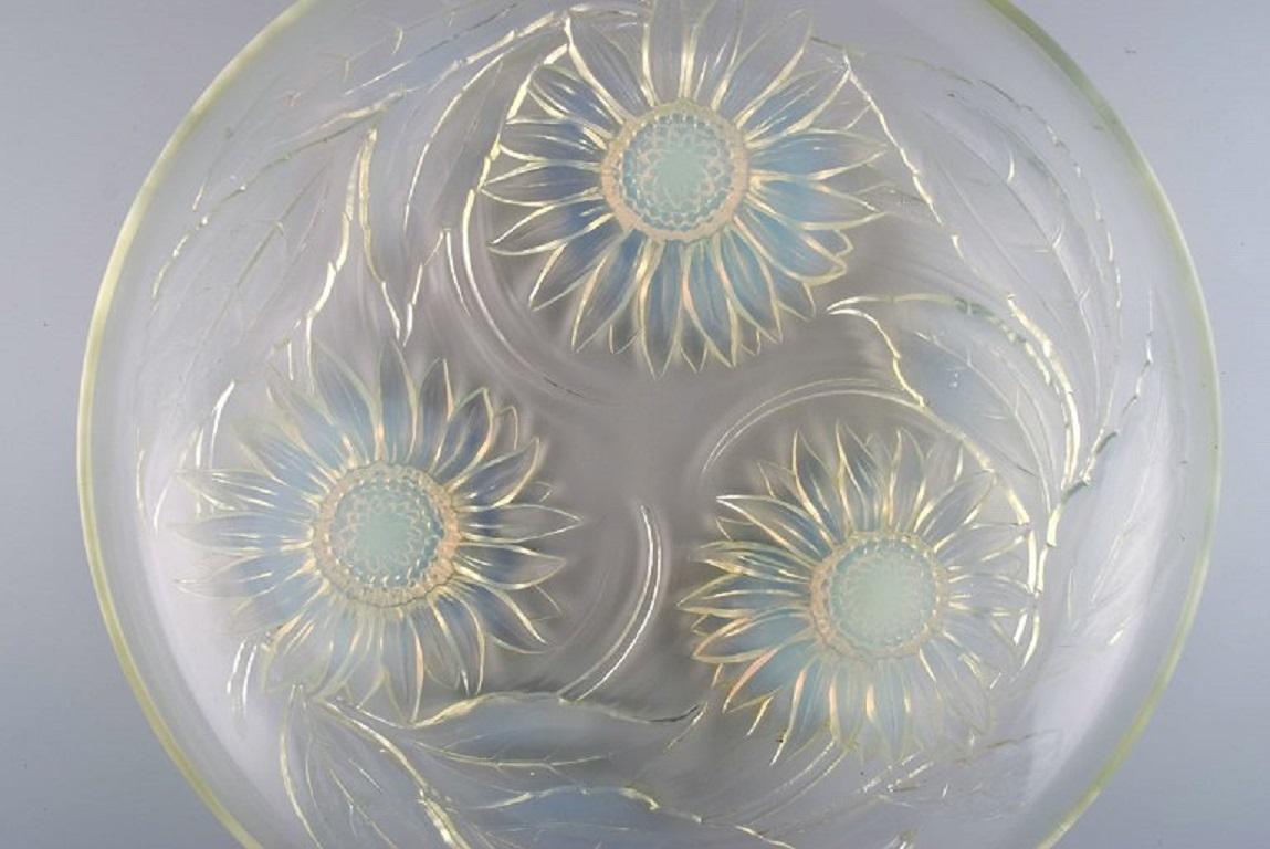Francese Verlys, Francia, Grande ciotola Art Déco in vetro artistico soffiato a bocca con fiori in vendita