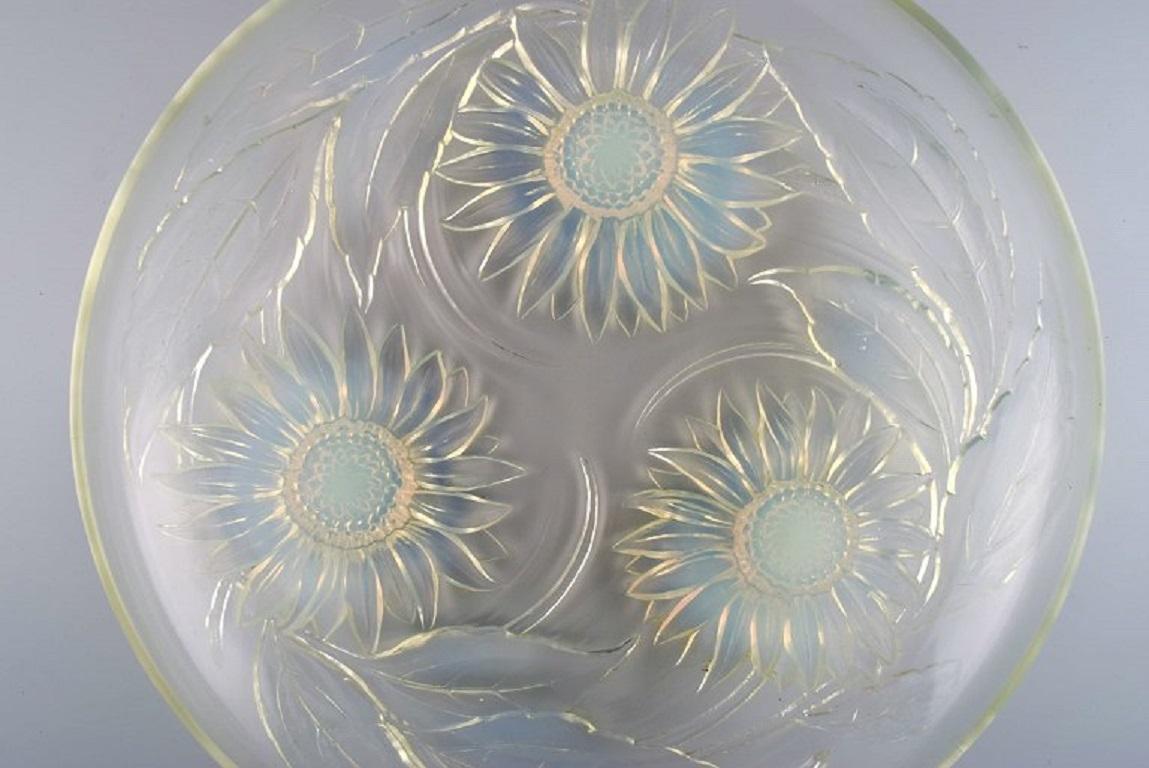 French Verlys, France, Large Art Deco Bowl in Mouth-Blown Art Glass with Flowers For Sale