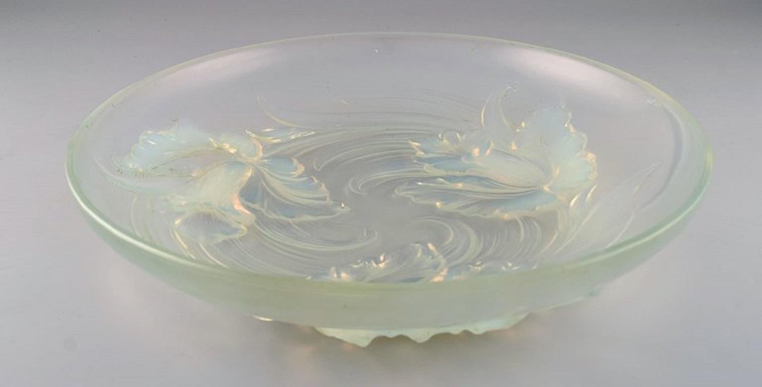 Verlys, France, Large Art Deco Bowl in Mouth-Blown Art Glass with Flowers In Excellent Condition For Sale In Copenhagen, DK