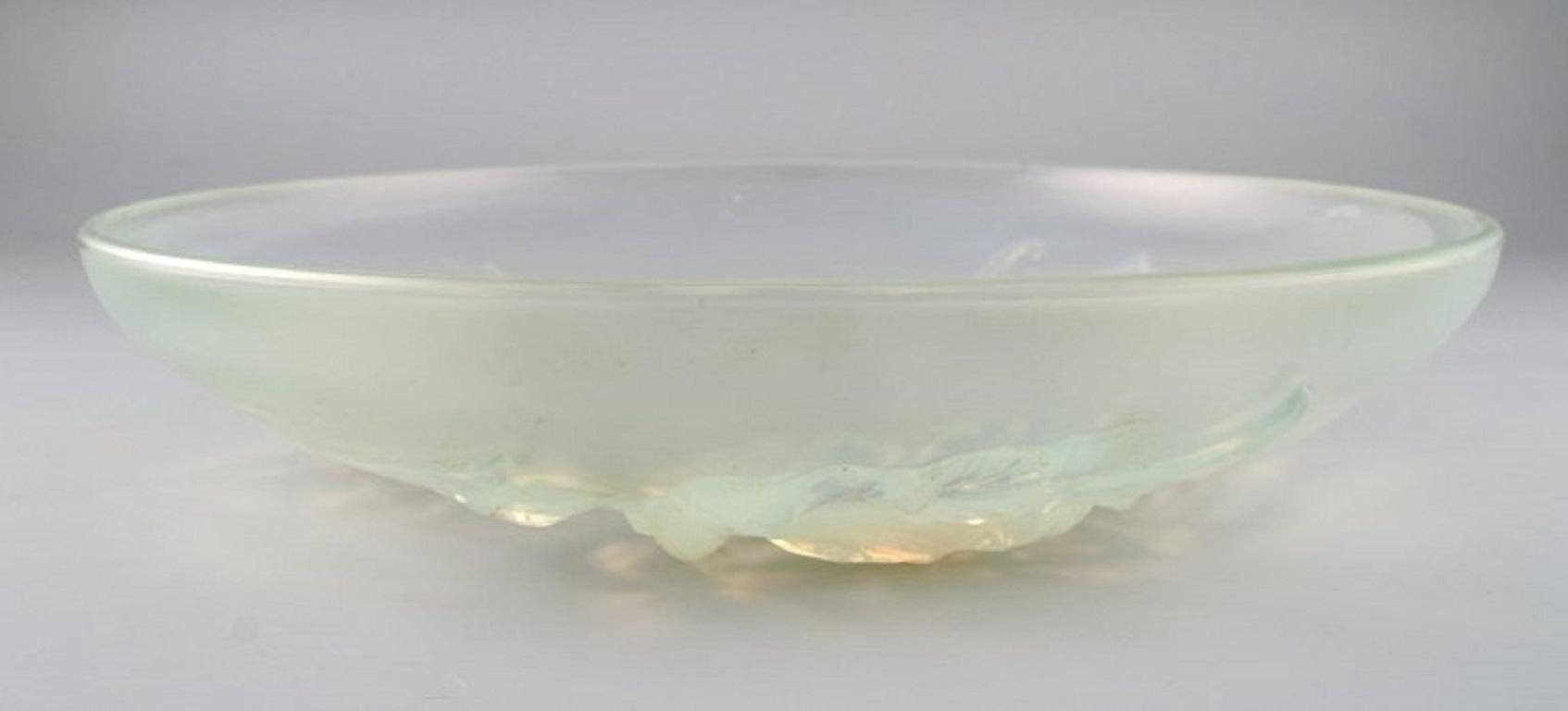 Mid-20th Century Verlys, France, Large Art Deco Bowl in Mouth-Blown Art Glass with Flowers For Sale