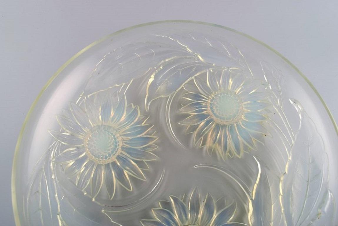 Mid-20th Century Verlys, France, Large Art Deco Bowl in Mouth-Blown Art Glass with Flowers For Sale