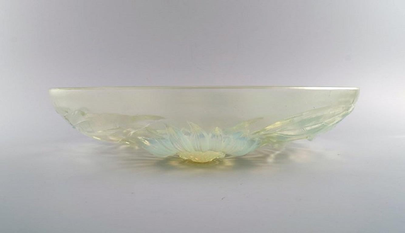 Verlys, France, Large Art Deco Bowl in Mouth-Blown Art Glass with Flowers For Sale 1