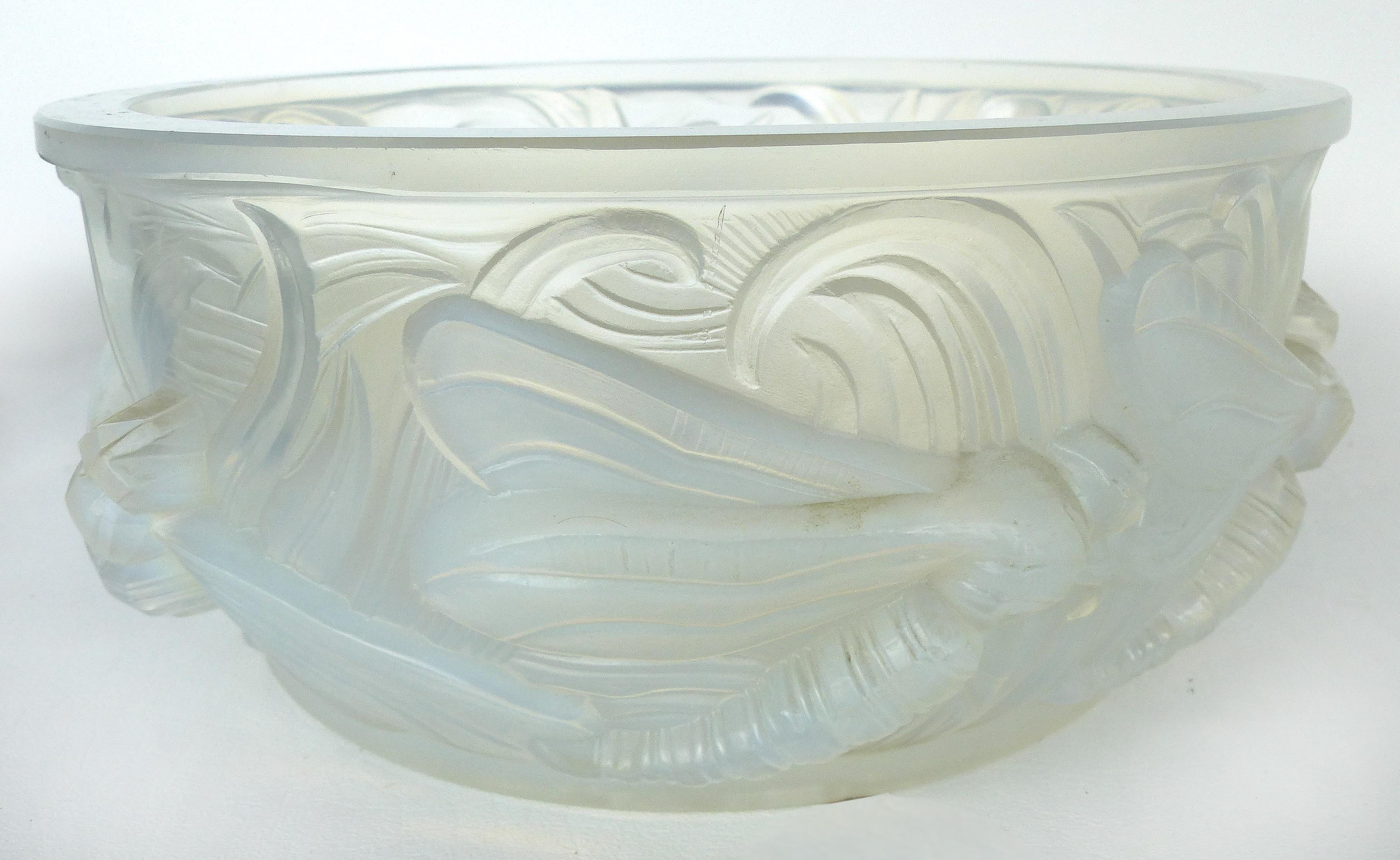 Verlys France opalescent glass dragonfly bowl

Offered for sale is a substantial Verlys France opalescent glass bowl depicting dragonflies. Signed on the base as pictured. This is a large and decorative bowl with wonderful high bas relief art deco