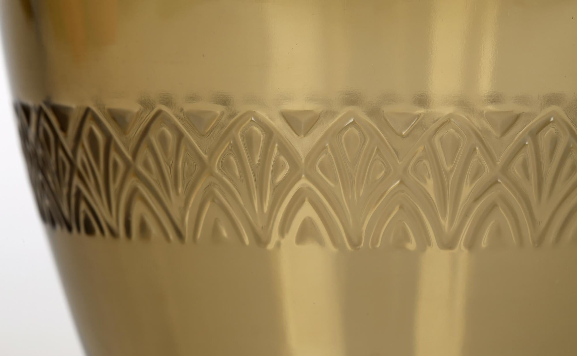 Vase Art Déco français Verlys en verre teinté marron avec aile d'oiseau stylisé en vente 2