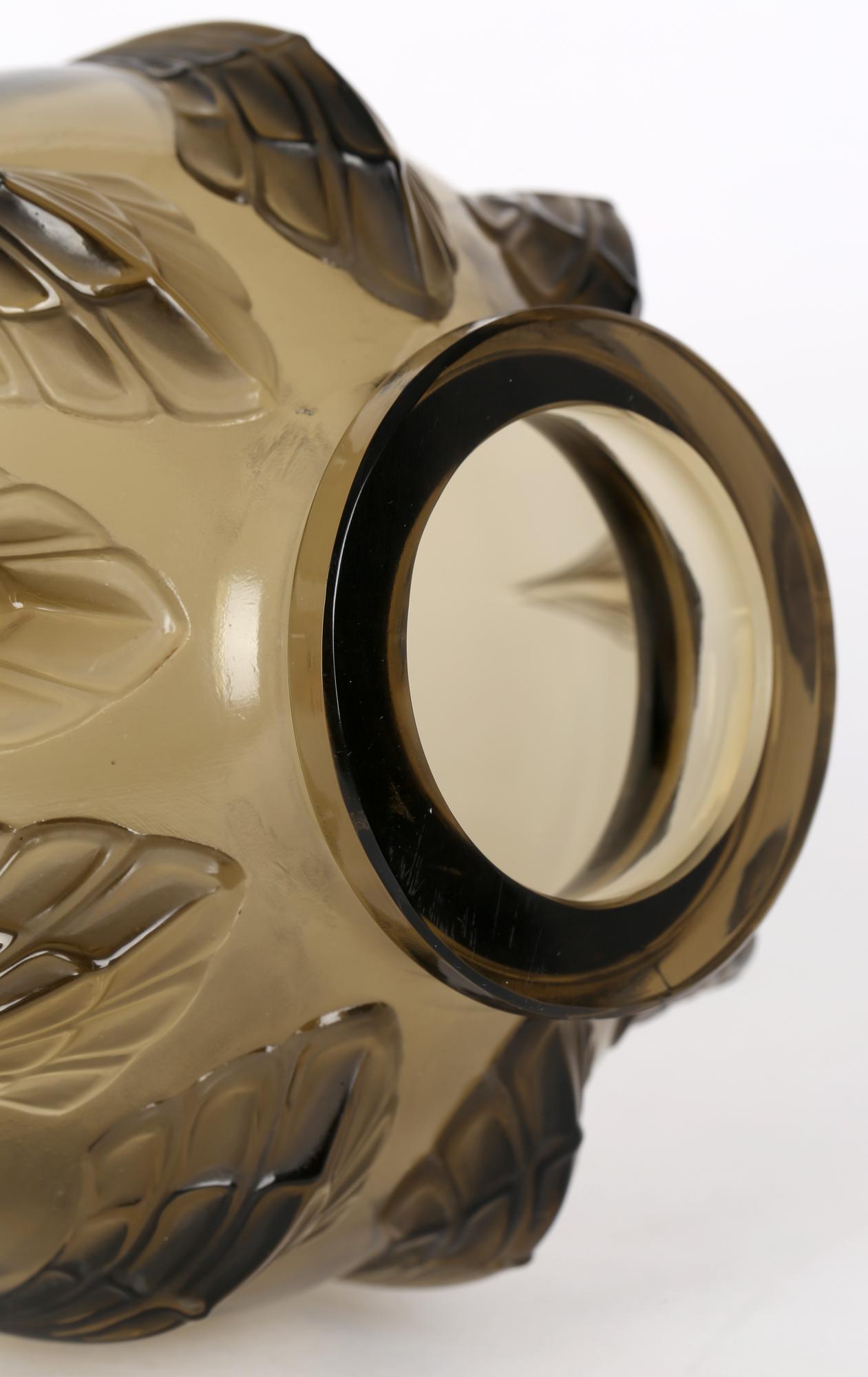 Vase Art Déco français Verlys en verre teinté marron avec aile d'oiseau stylisé en vente 3