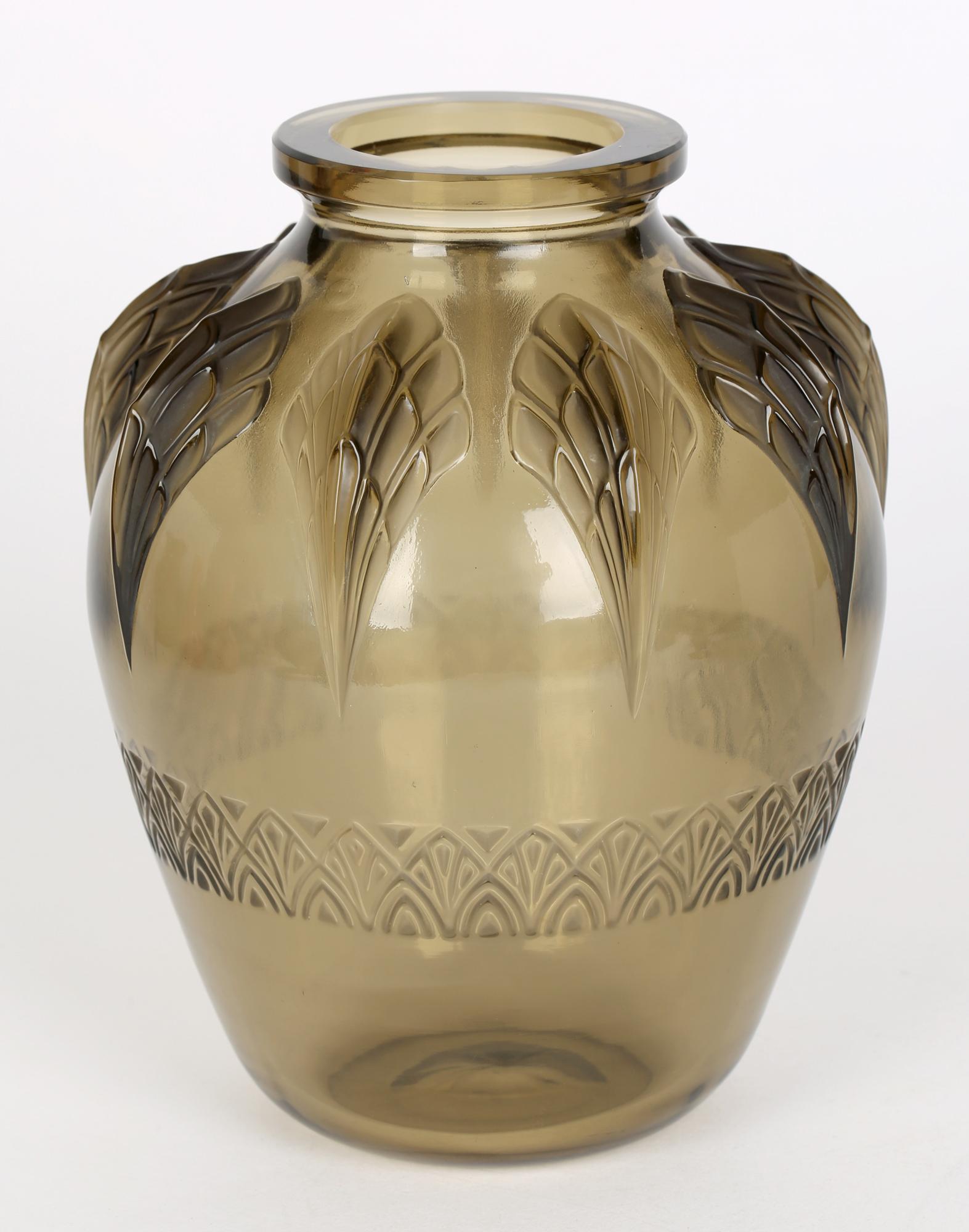 Vase Art Déco français Verlys en verre teinté marron avec aile d'oiseau stylisé en vente 4