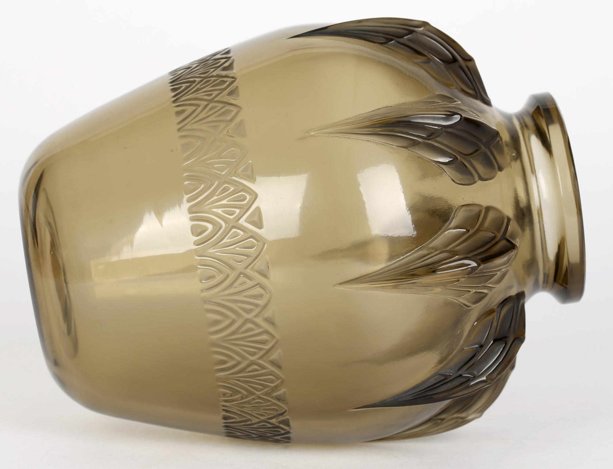 Vase Art Déco français Verlys en verre teinté marron avec aile d'oiseau stylisé en vente 5