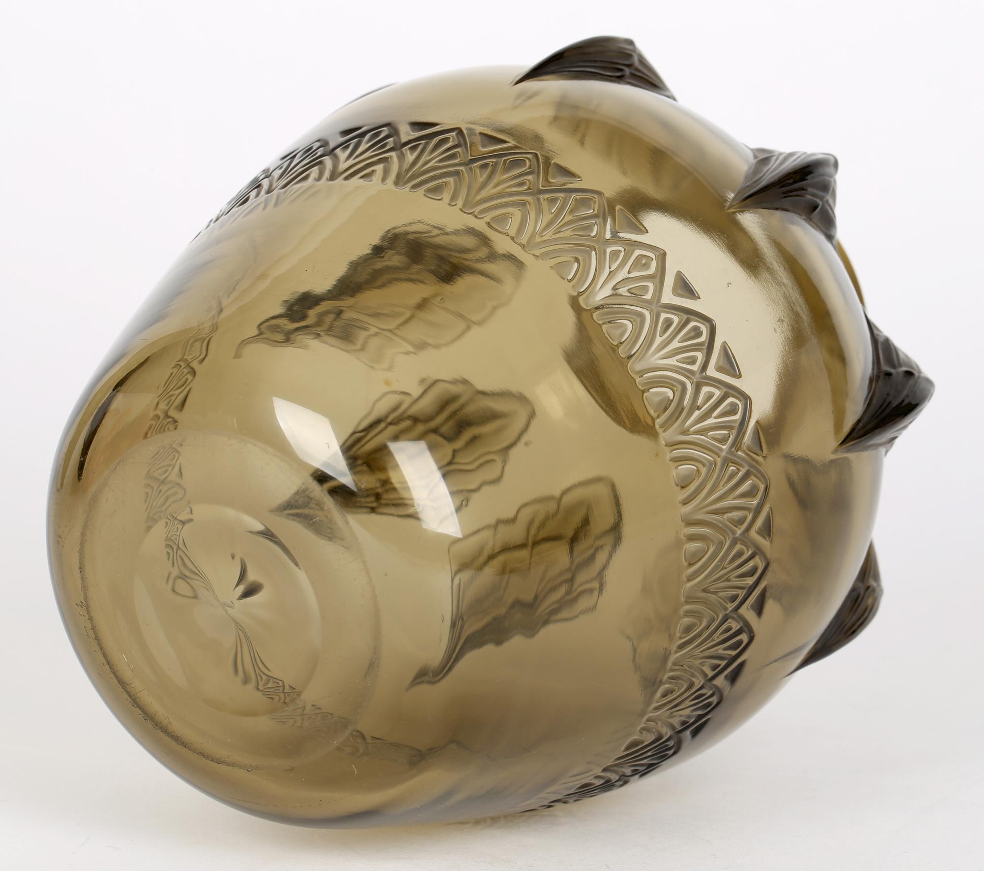 Vase Art Déco français Verlys en verre teinté marron avec aile d'oiseau stylisé en vente 6