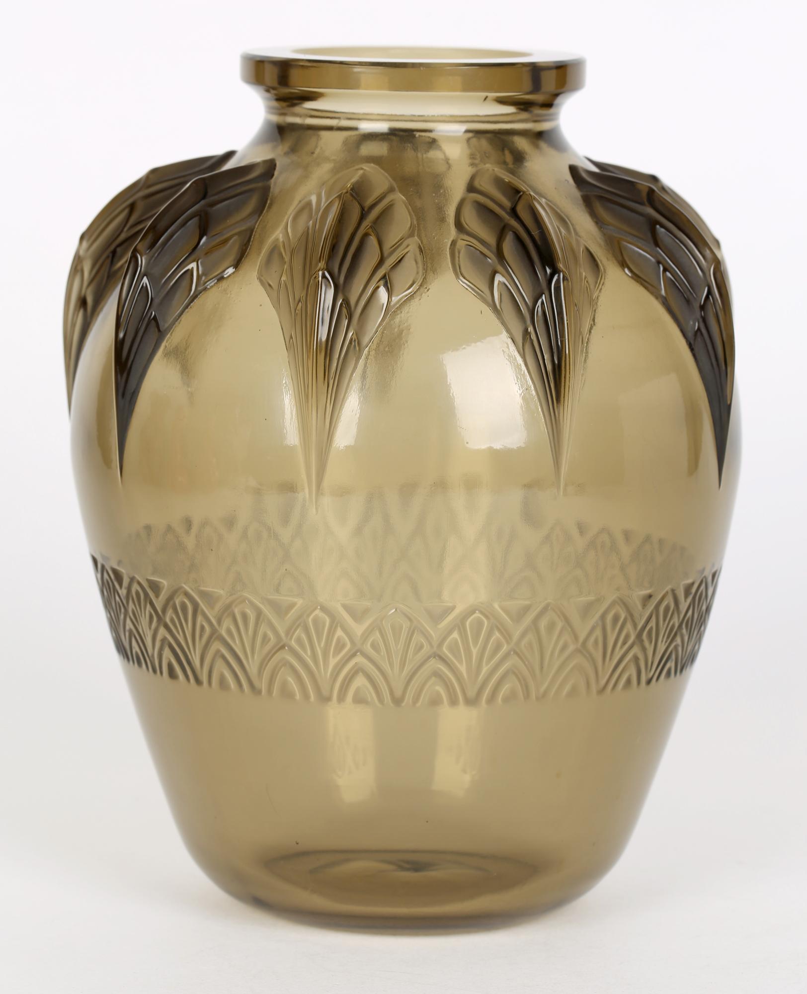 Vase Art Déco français Verlys en verre teinté marron avec aile d'oiseau stylisé en vente 7