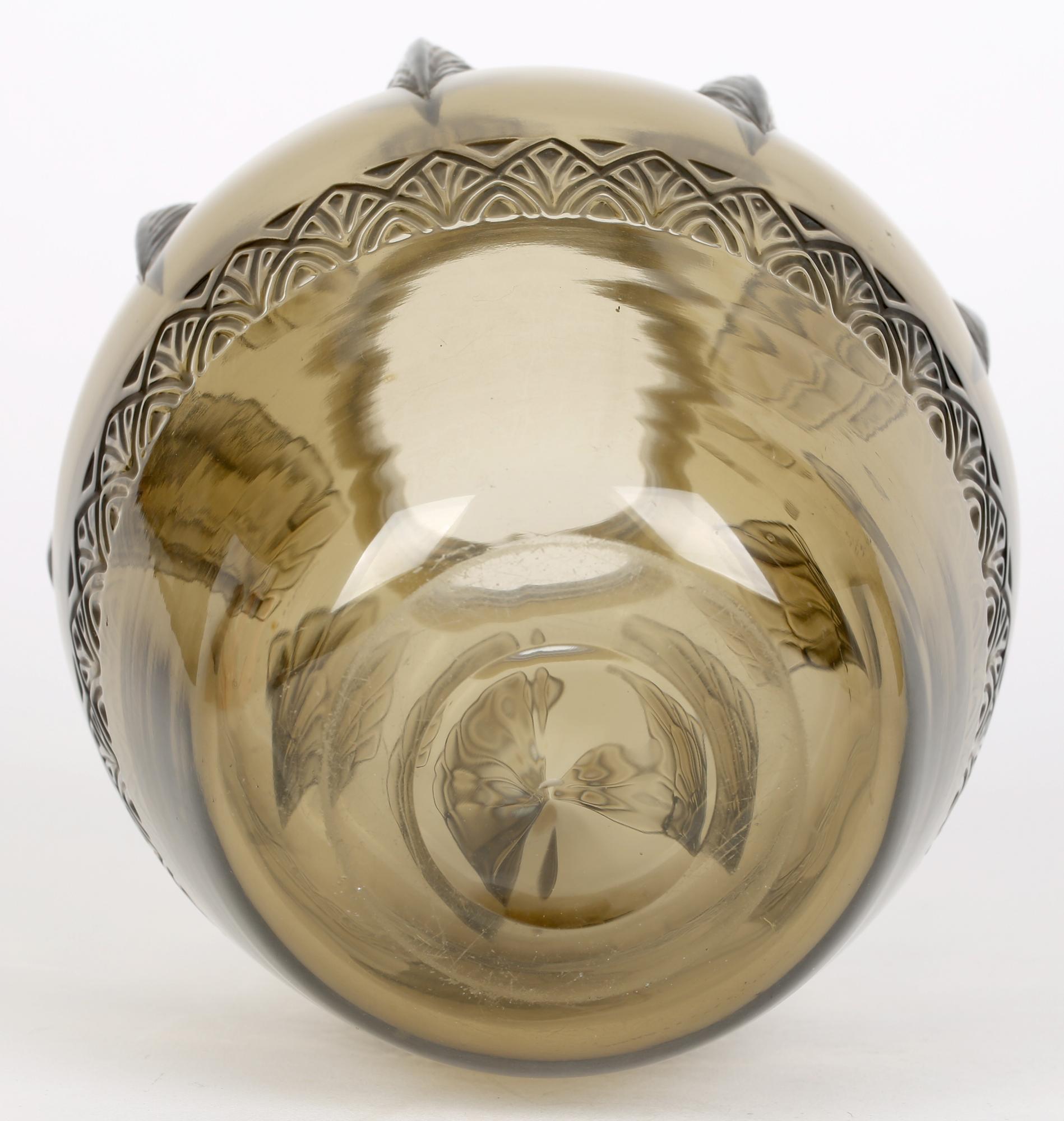 Un superbe vase en verre d'art Art déco français de qualité supérieure, teinté brun, moulé avec un motif d'ailes d'oiseau, réalisé par les célèbres verriers Verlys et datant des années 1930. De forme bulbeuse arrondie, le vase repose sur un étroit