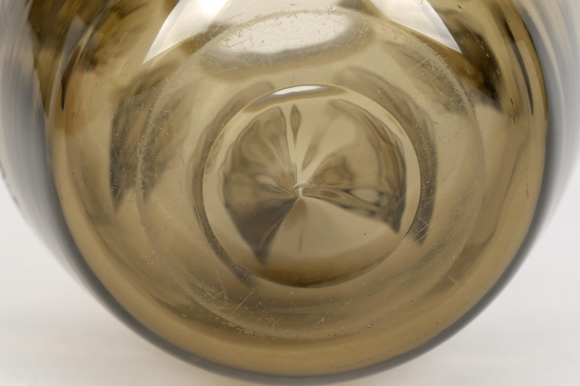 Art déco Vase Art Déco français Verlys en verre teinté marron avec aile d'oiseau stylisé en vente