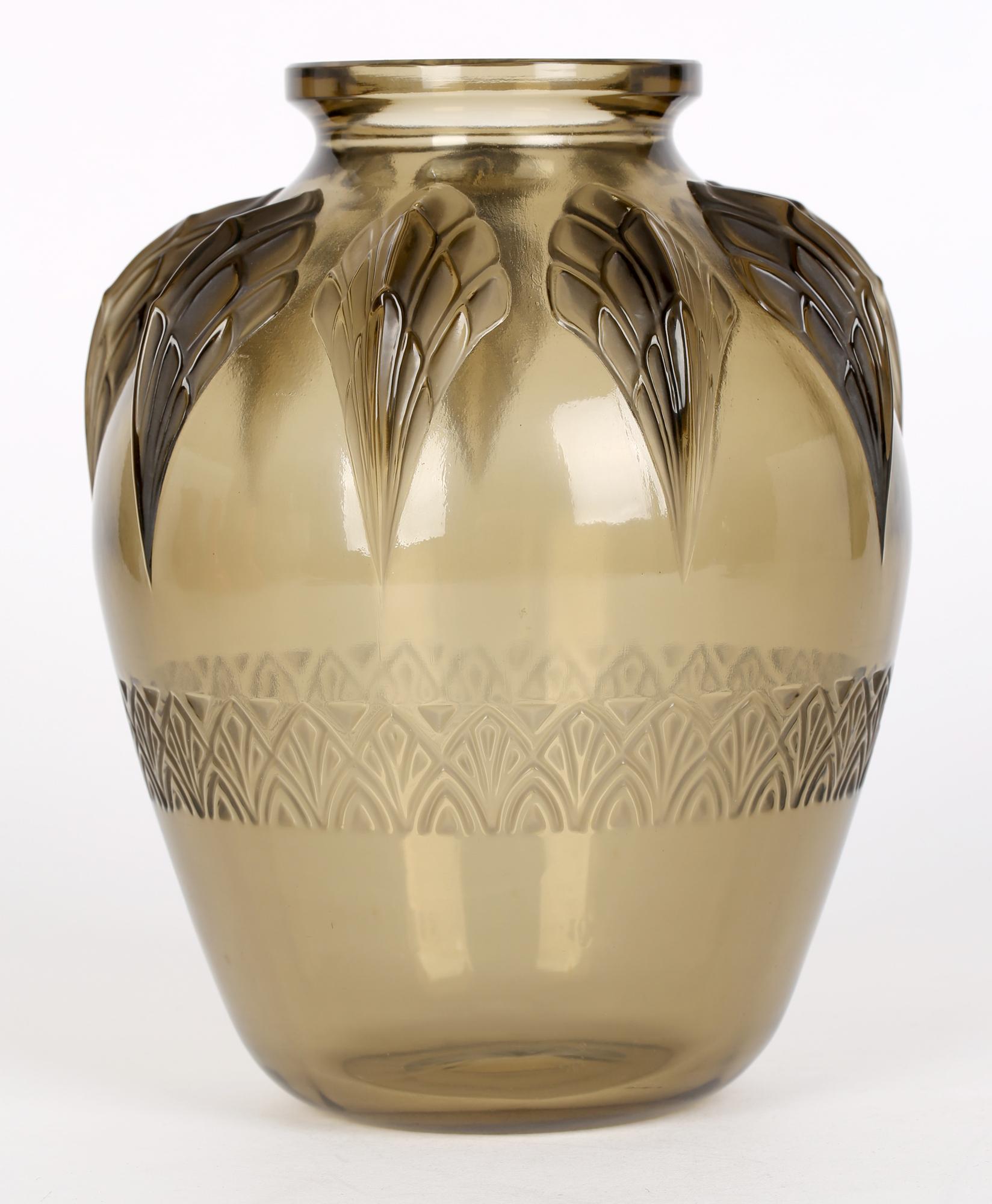 Français Vase Art Déco français Verlys en verre teinté marron avec aile d'oiseau stylisé en vente