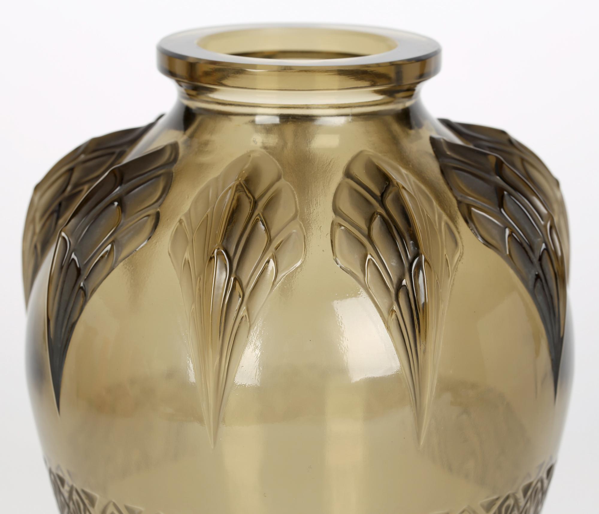Moulé Vase Art Déco français Verlys en verre teinté marron avec aile d'oiseau stylisé en vente
