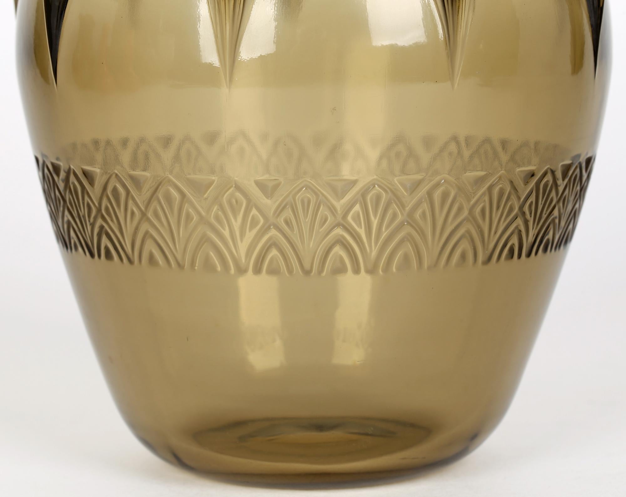 Vase Art Déco français Verlys en verre teinté marron avec aile d'oiseau stylisé Bon état - En vente à Bishop's Stortford, Hertfordshire