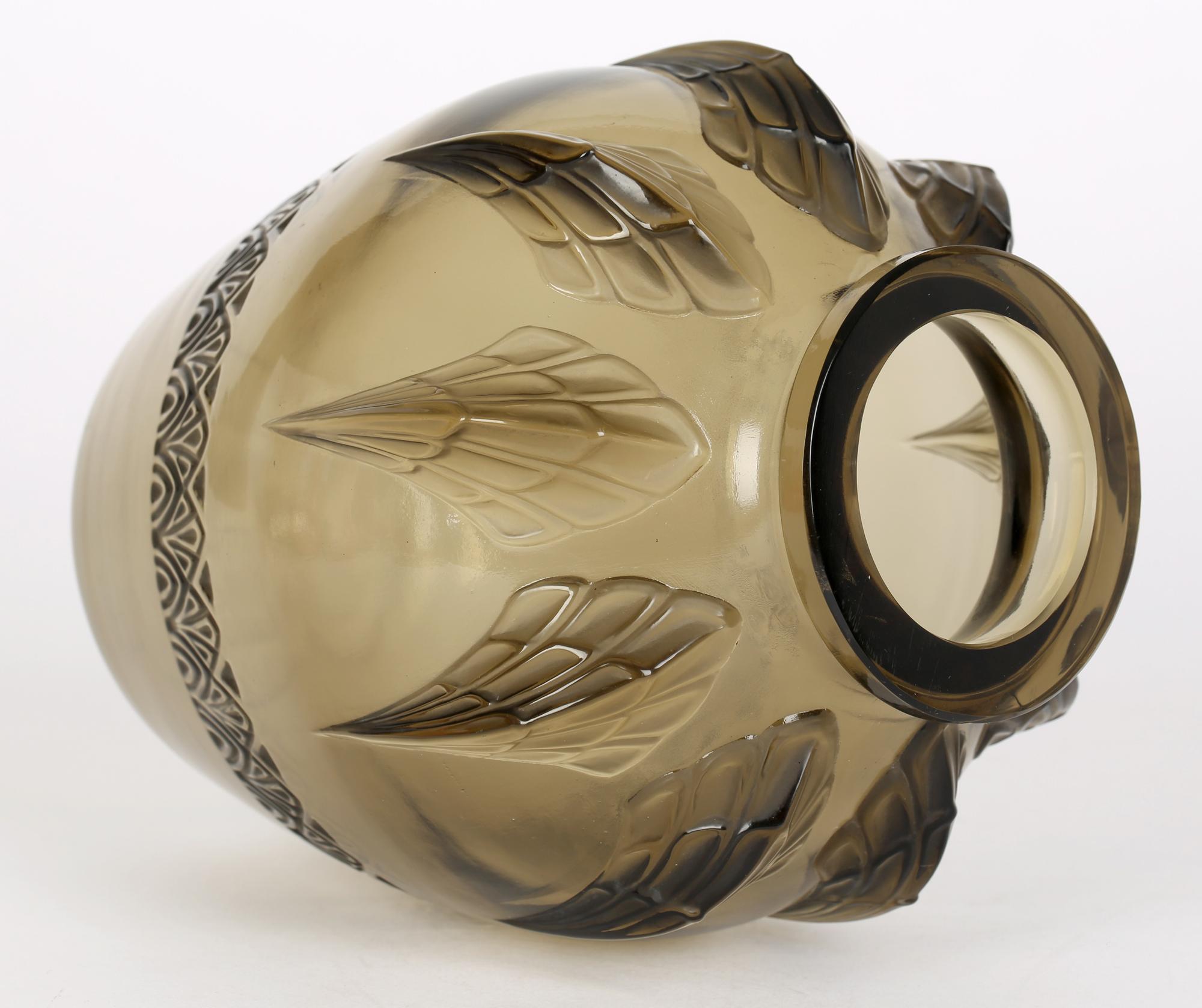 Vase Art Déco français Verlys en verre teinté marron avec aile d'oiseau stylisé en vente 1