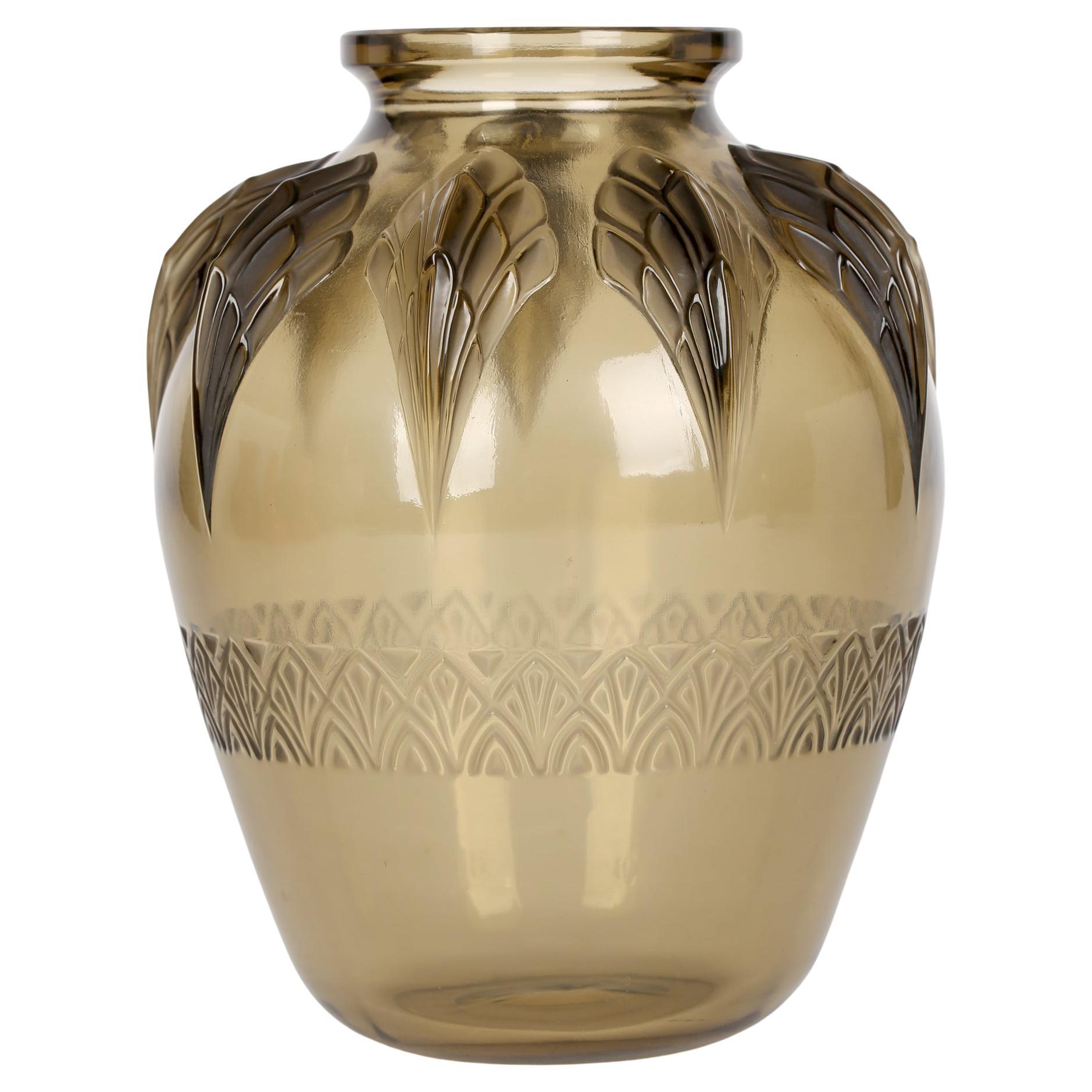 Französische Art-Déco-Vase mit stilisiertem Vogelflügel aus braun getöntem Kunstglas, Art-Déco