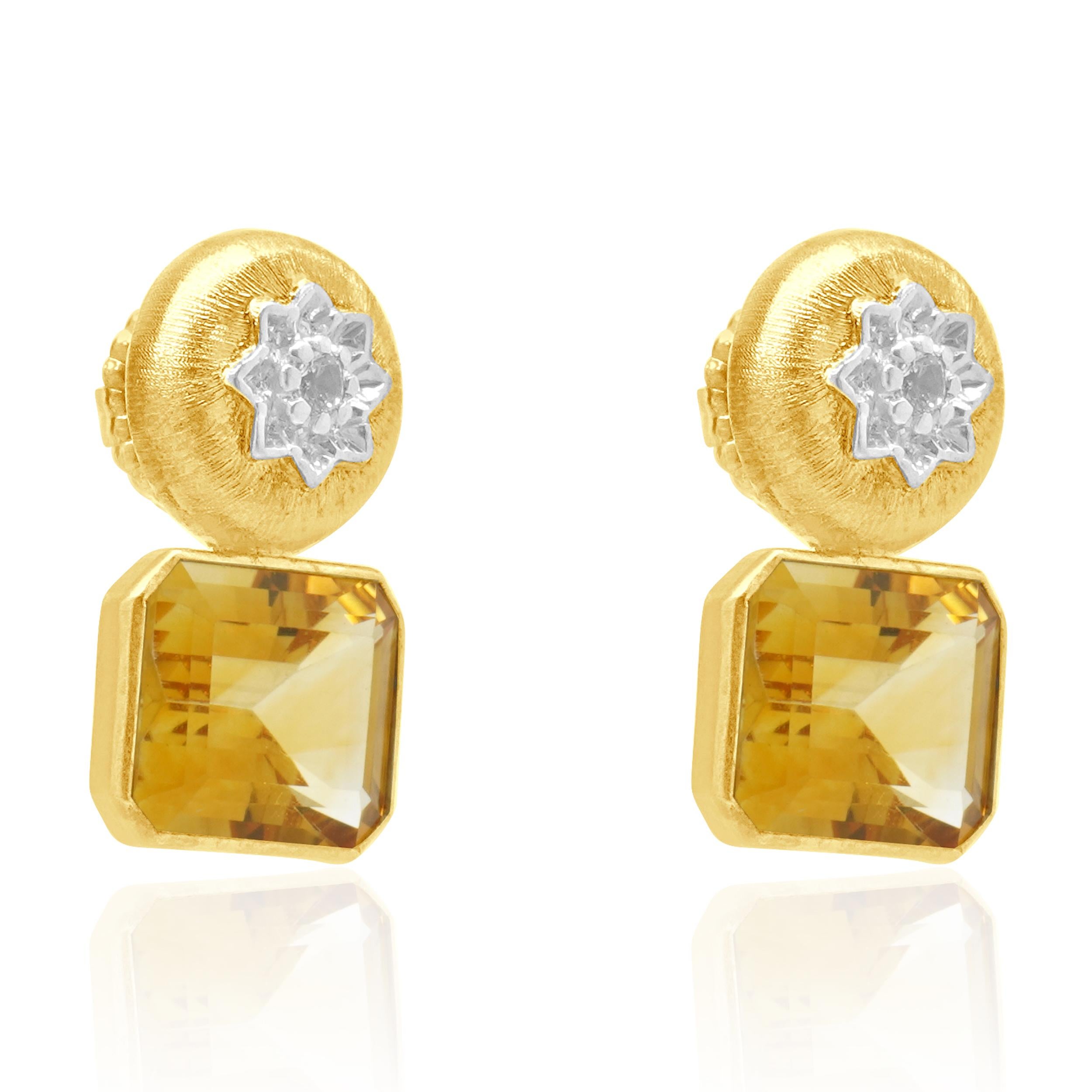 Designer: personalizzato
Materiale: argento sterling / oro vermeil
Citrino: 2 tagli smeraldo = 8,40cttw
Topazio: 2 tagli rotondi = 0,24cttw
Peso: 8.00 grammi
