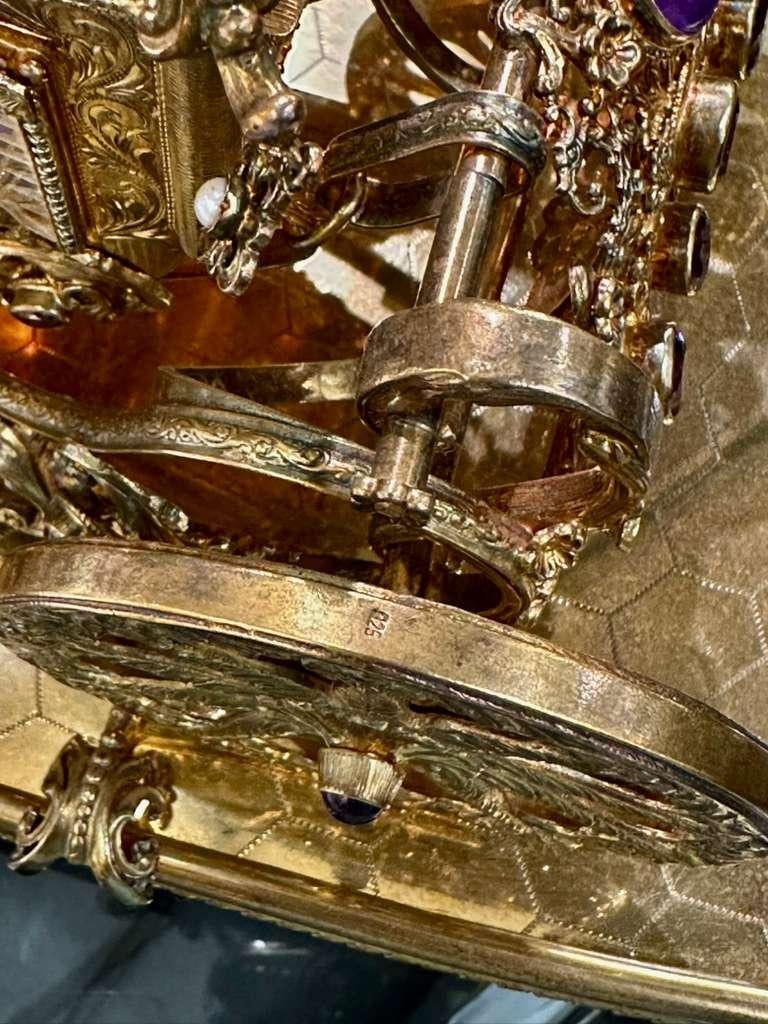 Carrozza in vermeil e pietre preziose con cavalli d'argento smaltati e cocchiere a cavallo in vendita 12