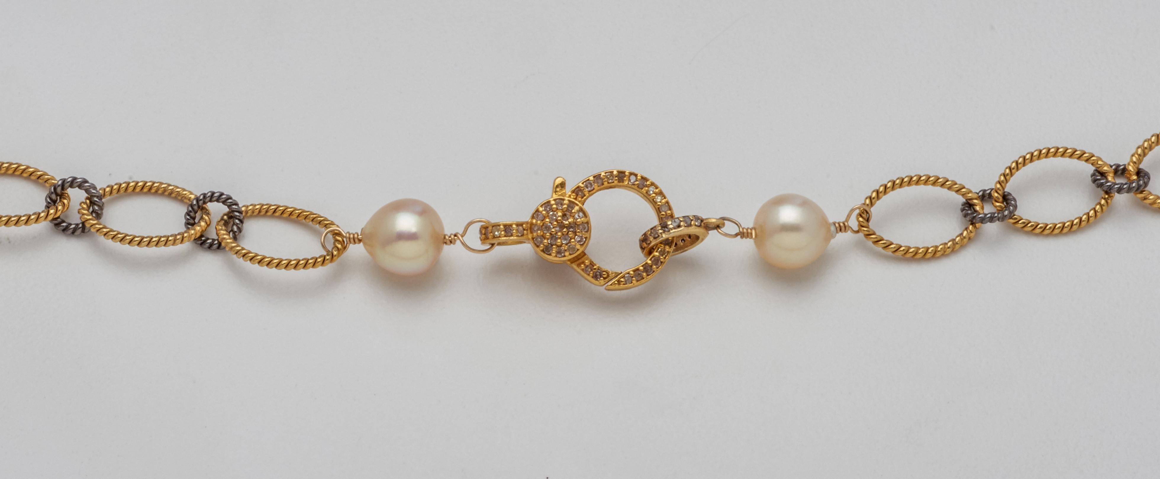Une chaîne en argent 800 noirci et en vermeil crée l'intérêt de ce collier raffiné, adouci par quatorze perles Akoya lustrées de 7,7 mm qui lui confèrent une sophistication décontractée. D'une longueur polyvalente de trente-trois pouces, cette pièce