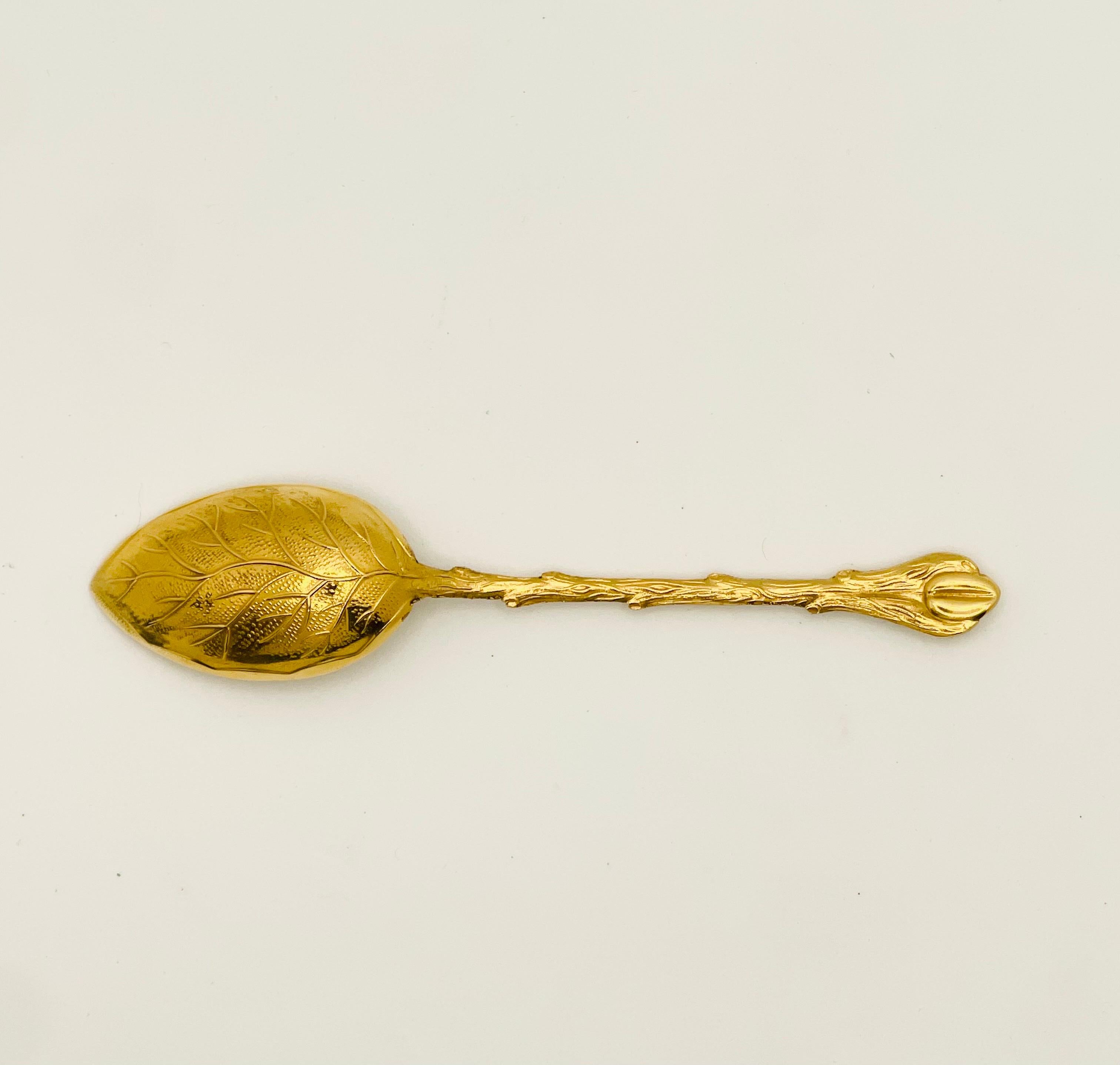 Series of 12 teaspoons in vermeil (silver plated with gold), from Saint Médard goldsmiths in France, in its original case.
Note a delicate foliage decoration on the spoons.
Each spoon measures 10.5 cm by 1.4 cm for a weight of 14 grams.
All of the