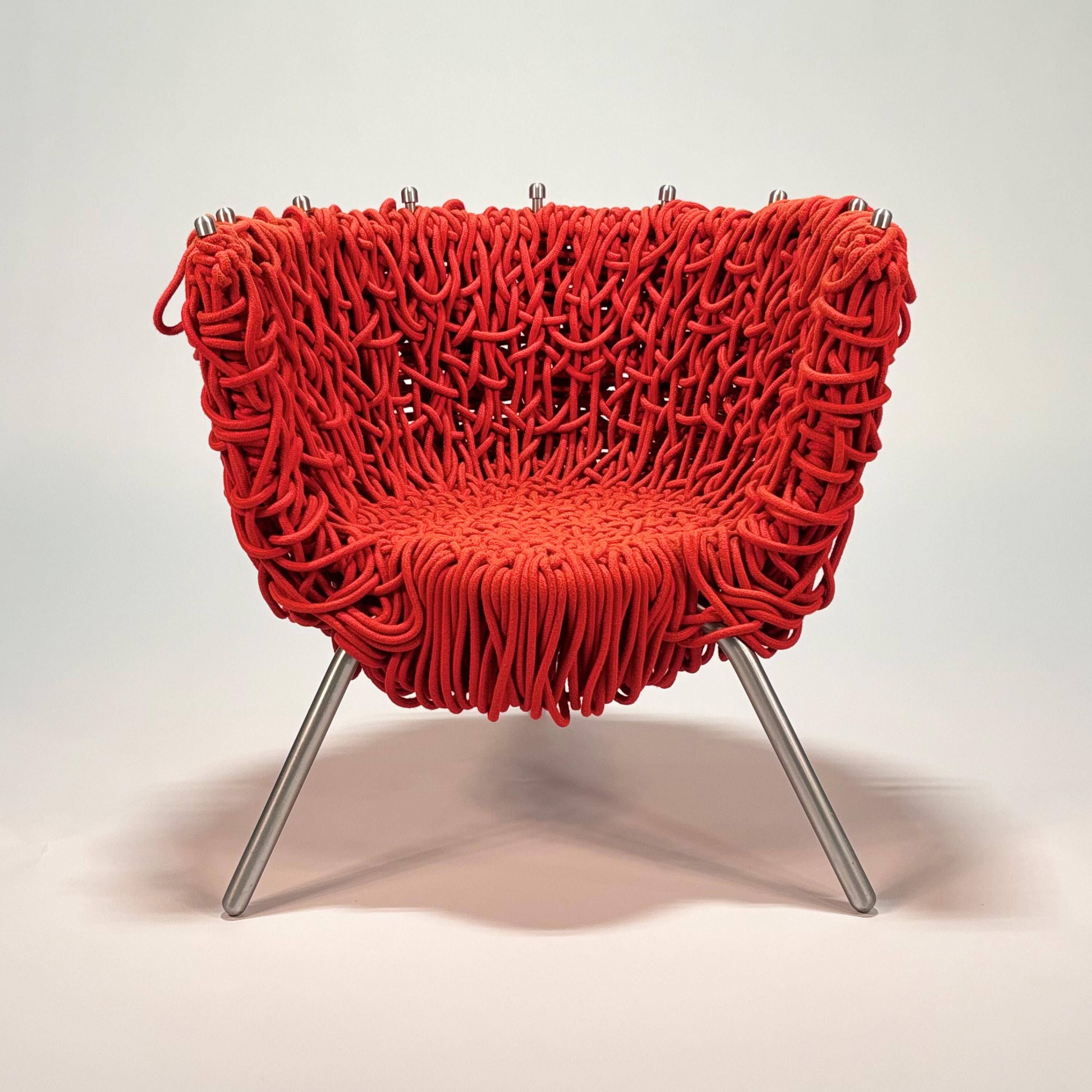 Sillón Vermelha de Fernando & Humberto Campana
 1993 - 98 / 2014
Edra

Armazón de acero lacado epoxi. Asiento de cuerda de algodón y acrílico. Pies de aluminio cepillado.
500 metros de cuerda tejida en el transcurso de una semana.