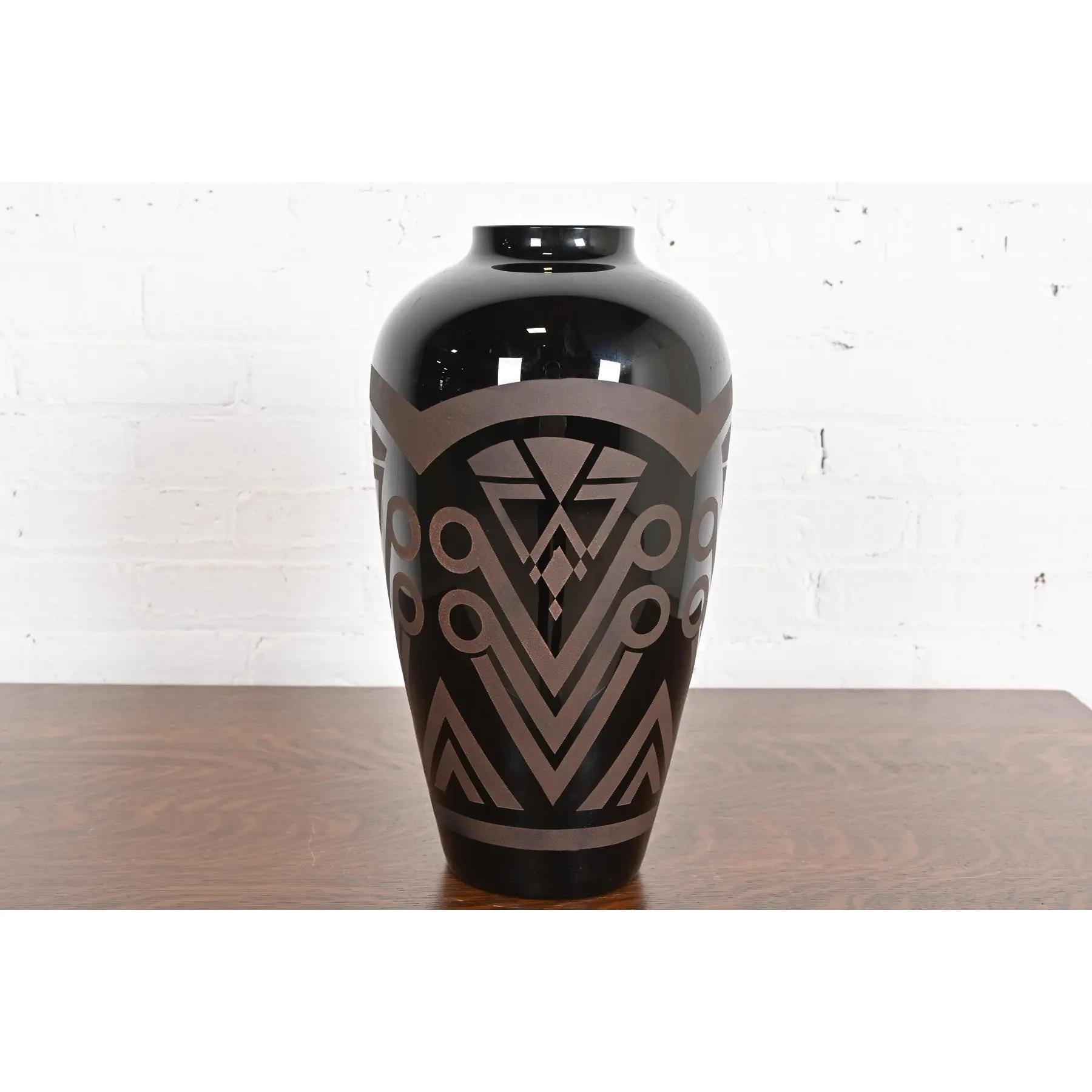 A rare and exceptional Art Deco period large frosted black opaline glass vase

By VerMer (Trademark of the French SPIP Glassmaker)

In the manner of Charles Schneider

France, 1930s

Measures: 8.5