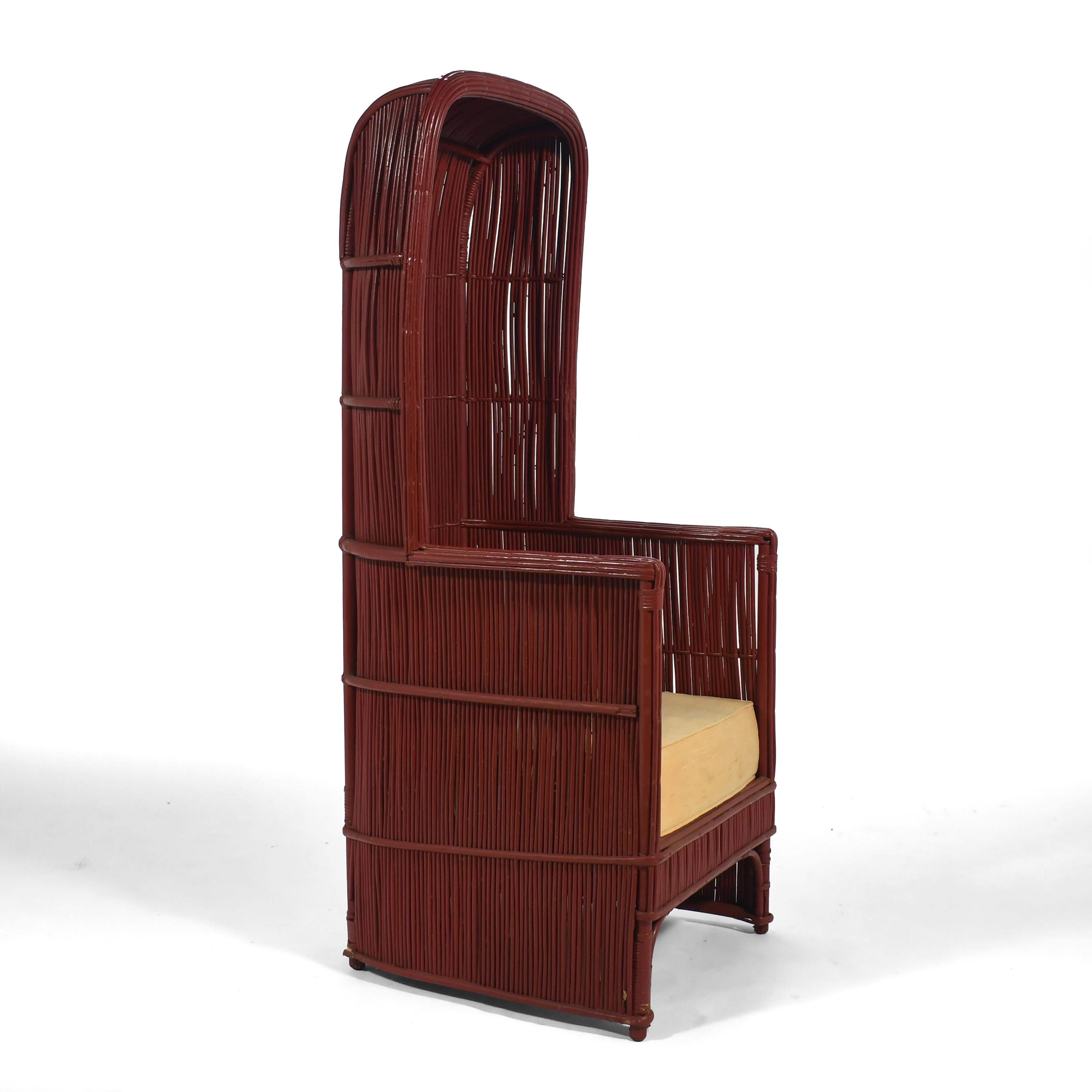 Un remarquable fauteuil à baldaquin vintage en rotin peint d'un magnifique rouge vermillon.

Le coussin du siège a besoin d'être remplacé.

57 