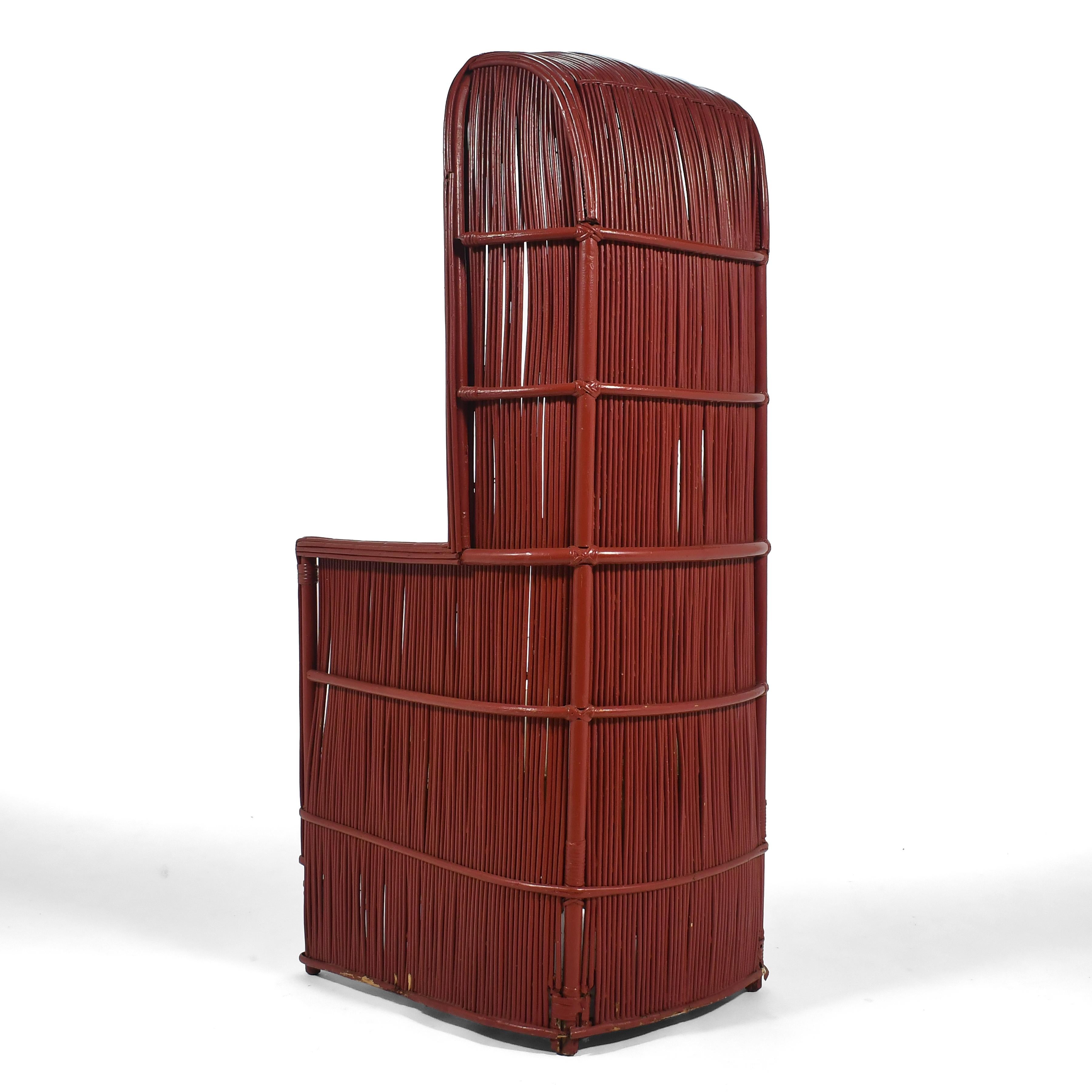 Milieu du XXe siècle Chaise à baldaquin en rotin rouge vermillon en vente