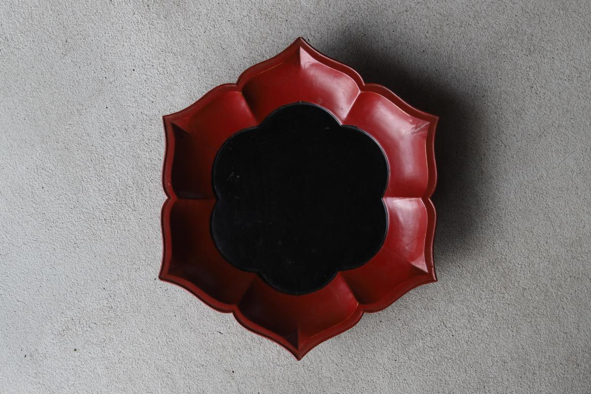 This product is a rare six-sided vermillion lacquer rinka (ring of flowers) tray. It was made in the late Yuan and early Ming dynasties. It has been carefully stored in an old teahouse and is in very good condition.

Inheriting the style of the
