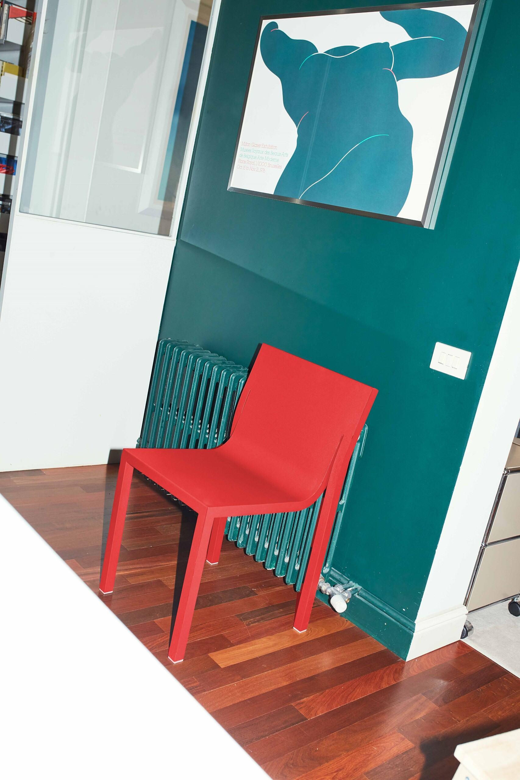 Stedelijk Stuhl „Vermillion“ von Sabine Marcelis

Der kühne und leuchtende Vermillion Stedelijk Chair verleiht dem skulpturalen Design von Sabine Marcelis eine vibrierende Energie. Der satte, feurige Farbton akzentuiert die fließenden Linien und die