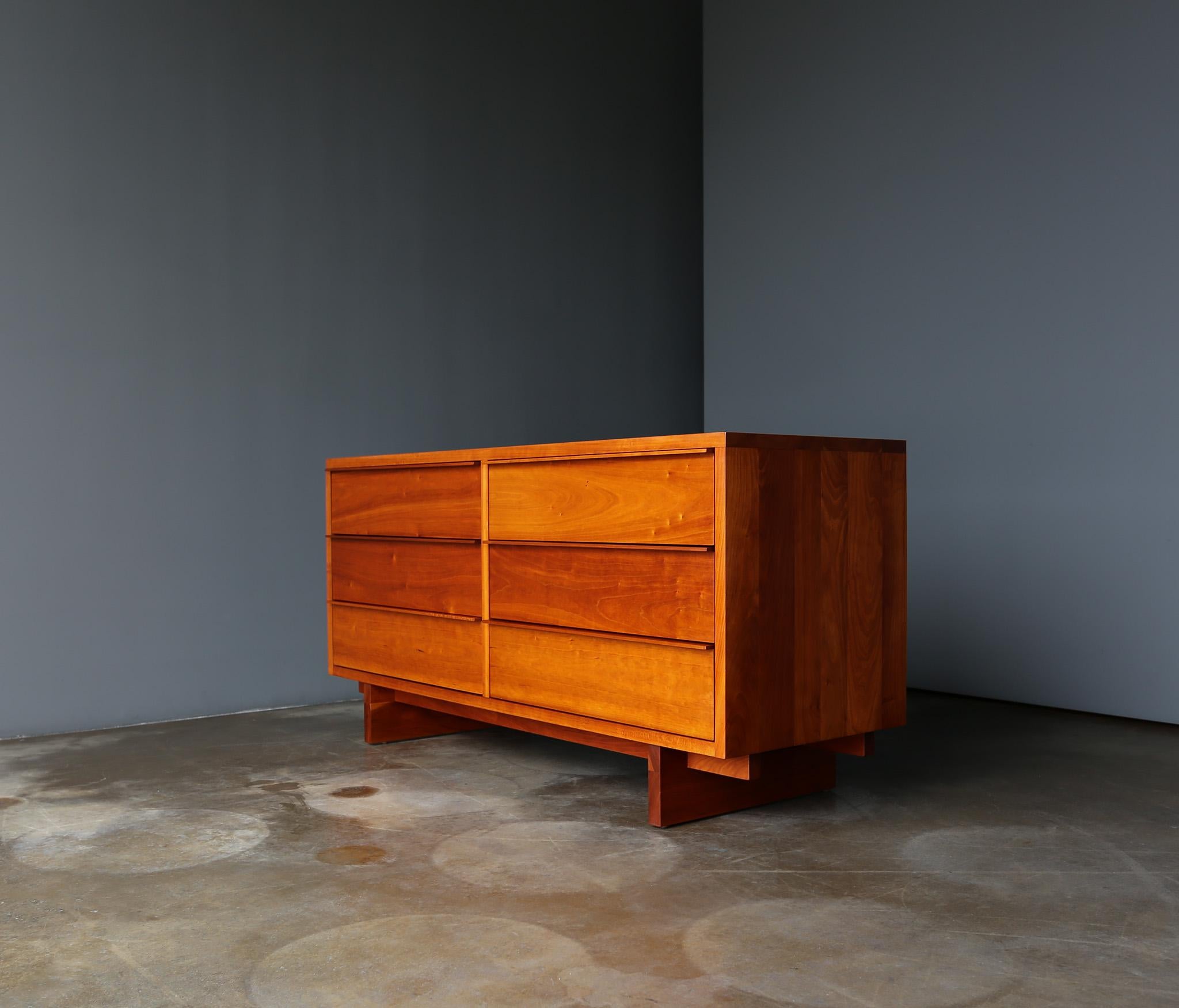 Vermont Furniture Designs Solid Cherry Wood Dresser, United States, 2008 In Good Condition In Costa Mesa, CA