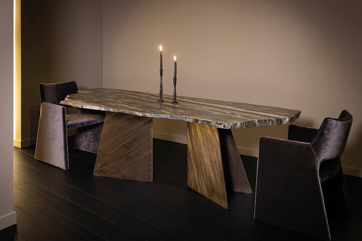 Cette table basse unique est un hommage sculptural à la Nature, conçue pour évoquer la profondeur tranquille et les reflets changeants d'un lac. Une plaque de marbre italien polie à la main est fendue et fusionnée de manière transparente avec de la