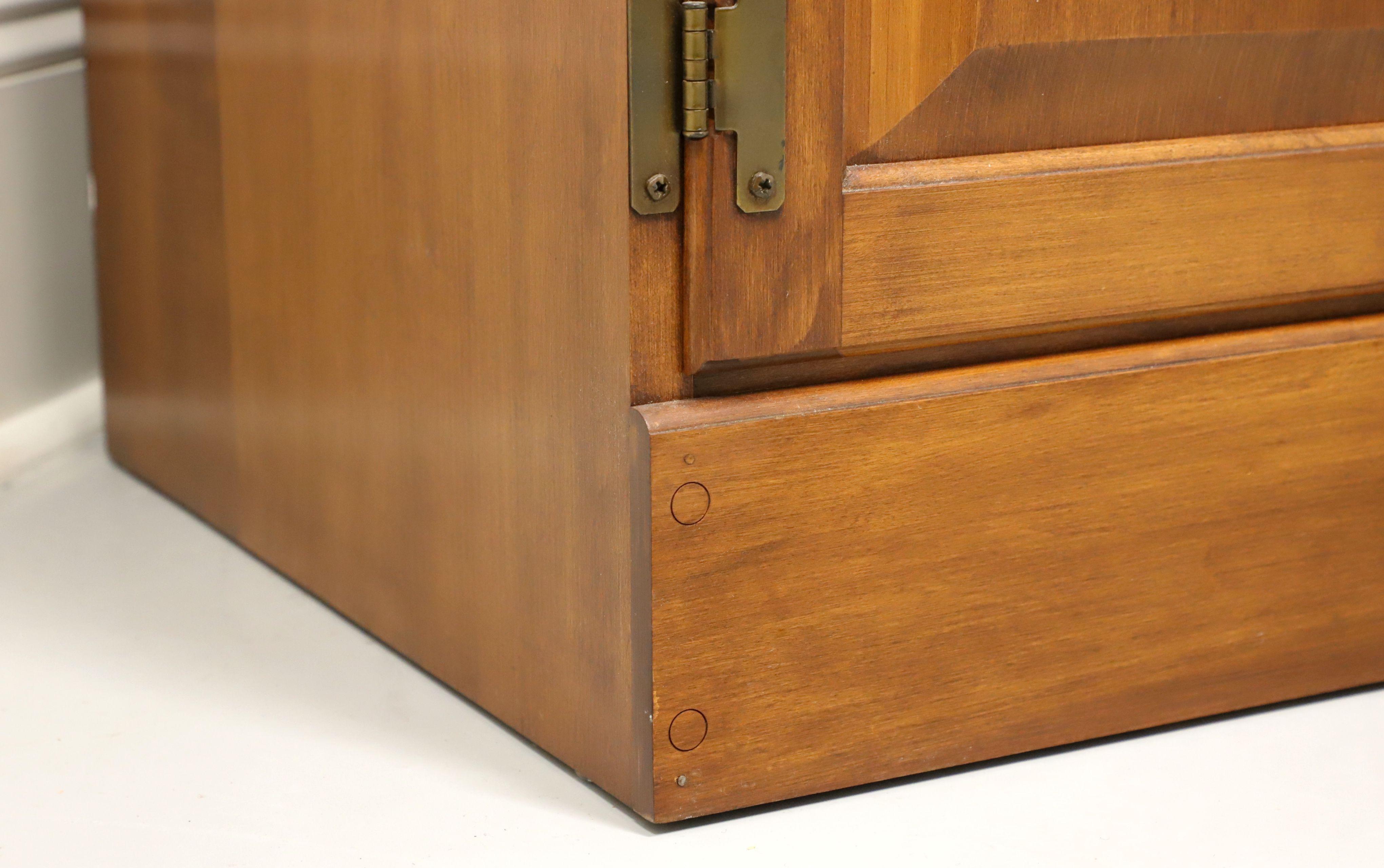 VERMONT OF WINOOSKI Solid Rock Maple Colonial Style Bookcase with Cabinet In Good Condition In Charlotte, NC