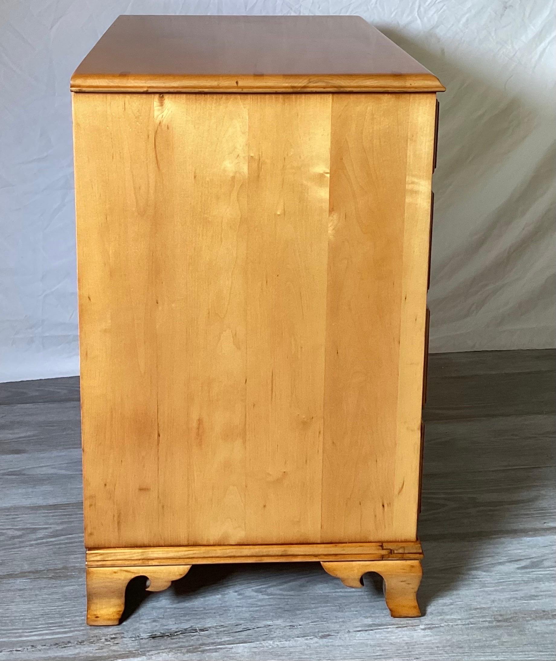 Vermont Solid Maple Chest of Drawers Bachelors Chest  In Excellent Condition For Sale In Lambertville, NJ