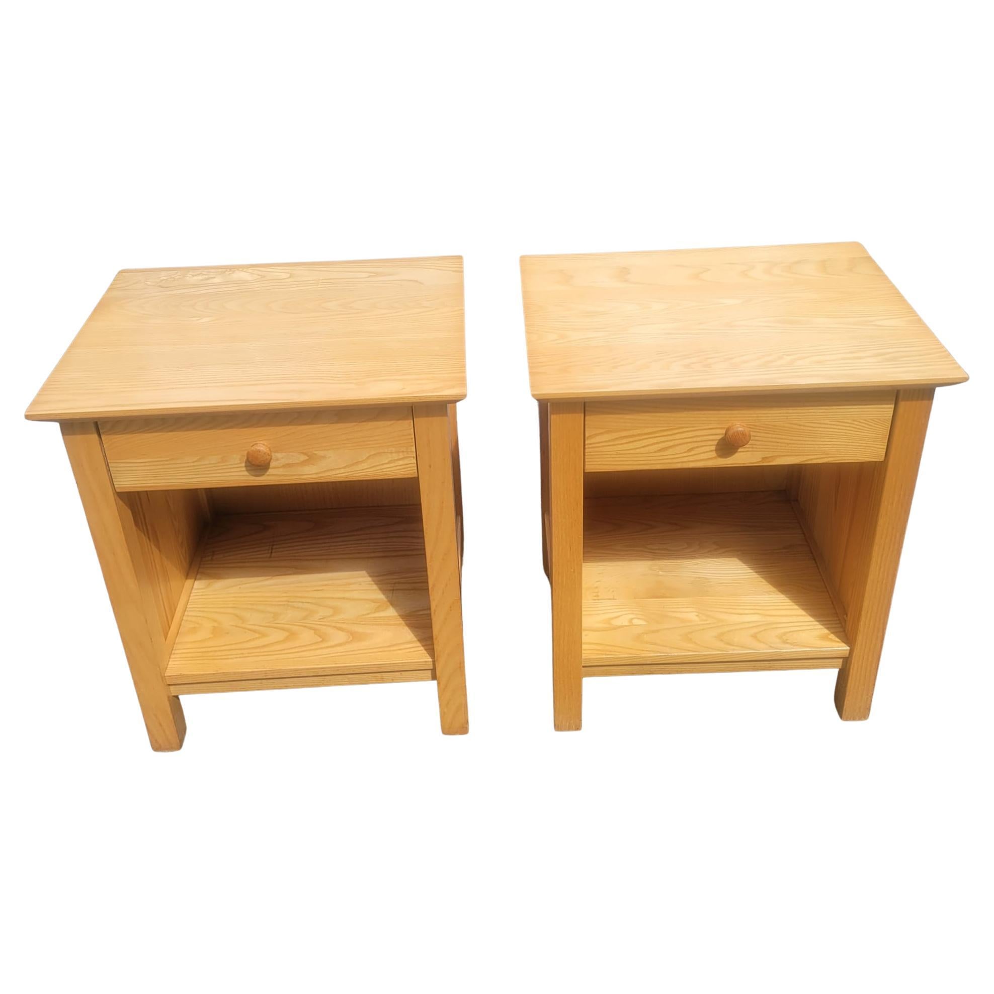 An elegant pair of Vermont Tubbs Solid Ash wood Single Drawer Bedside Tables or Nightstands in great condition.
The Vermont Tubbs brand is known for high quality craftsmanship, solid wood construction, and traditional designs. From 1840s till 2008,