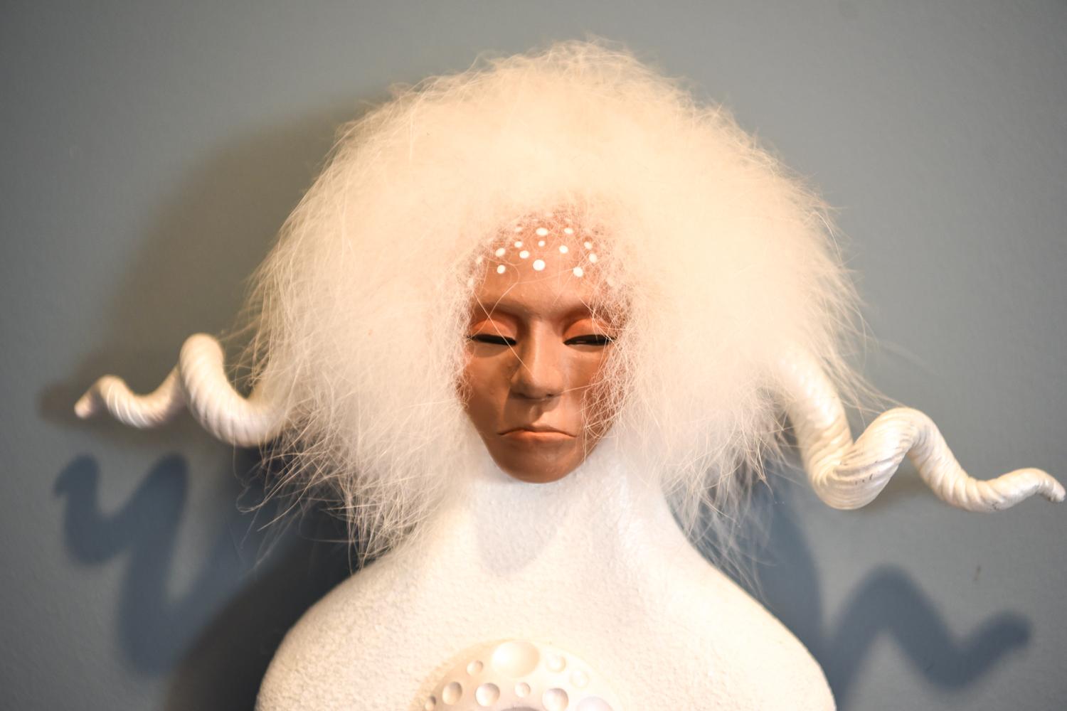 Vern Rollin III, américain, (né vers 1945).
Fibres mixtes, argile, peinture et perles sur bois.
Signé et daté 