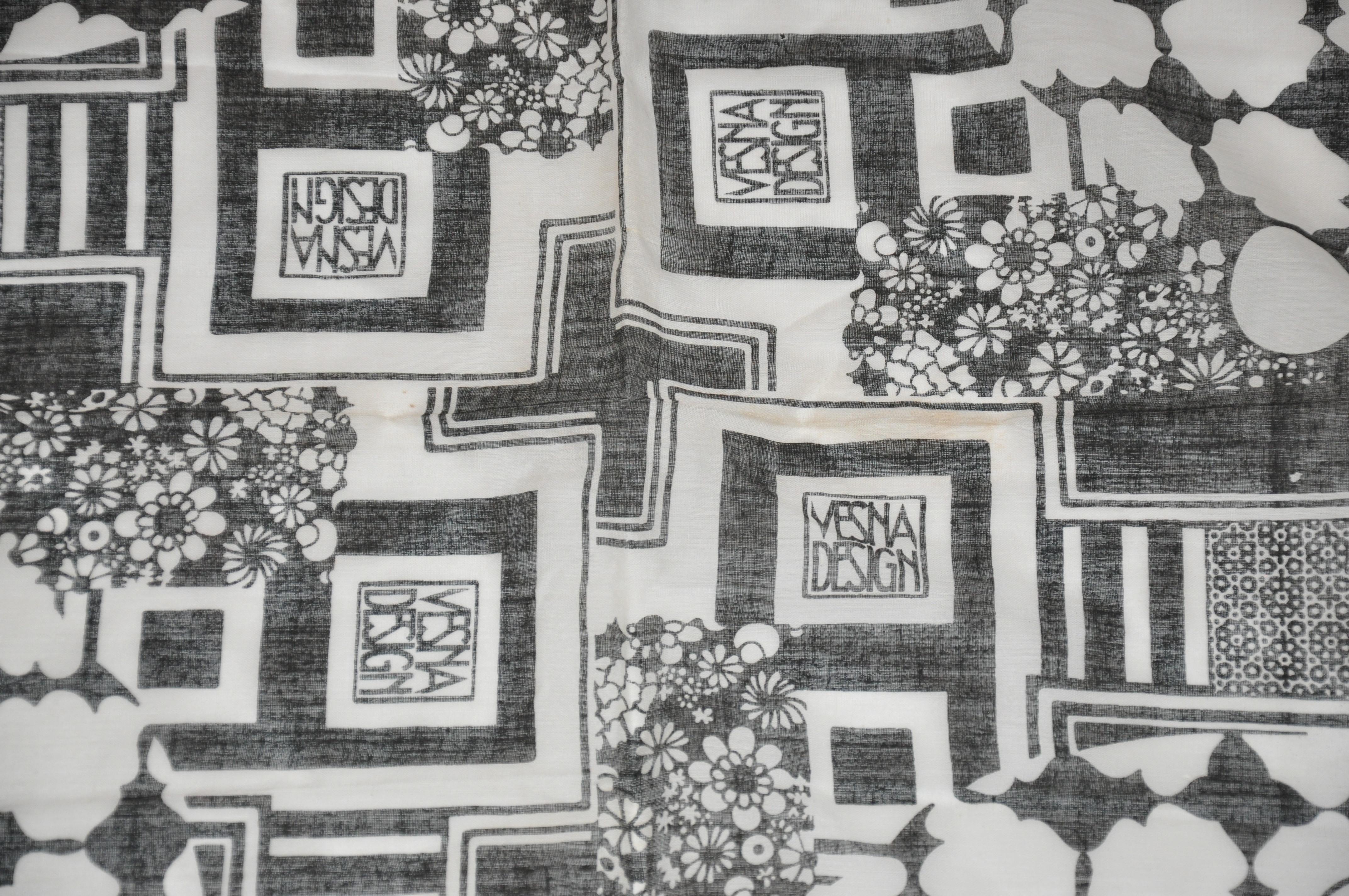 Écharpe en coton noire et blanche « Mod Hippie » de Verna Design Unisexe en vente