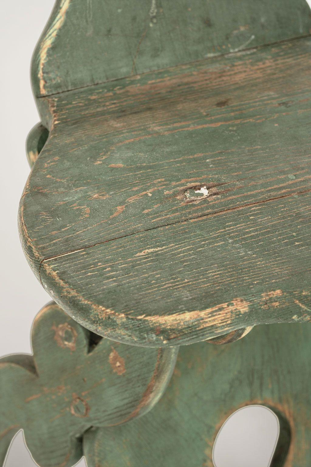 Tabouret suédois vernaculaire peint en vert en vente 3