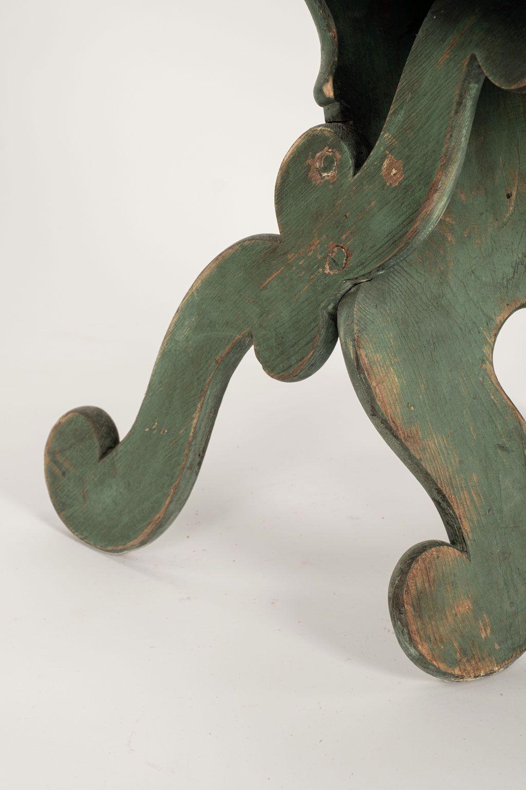 Tabouret suédois vernaculaire peint en vert en vente 4