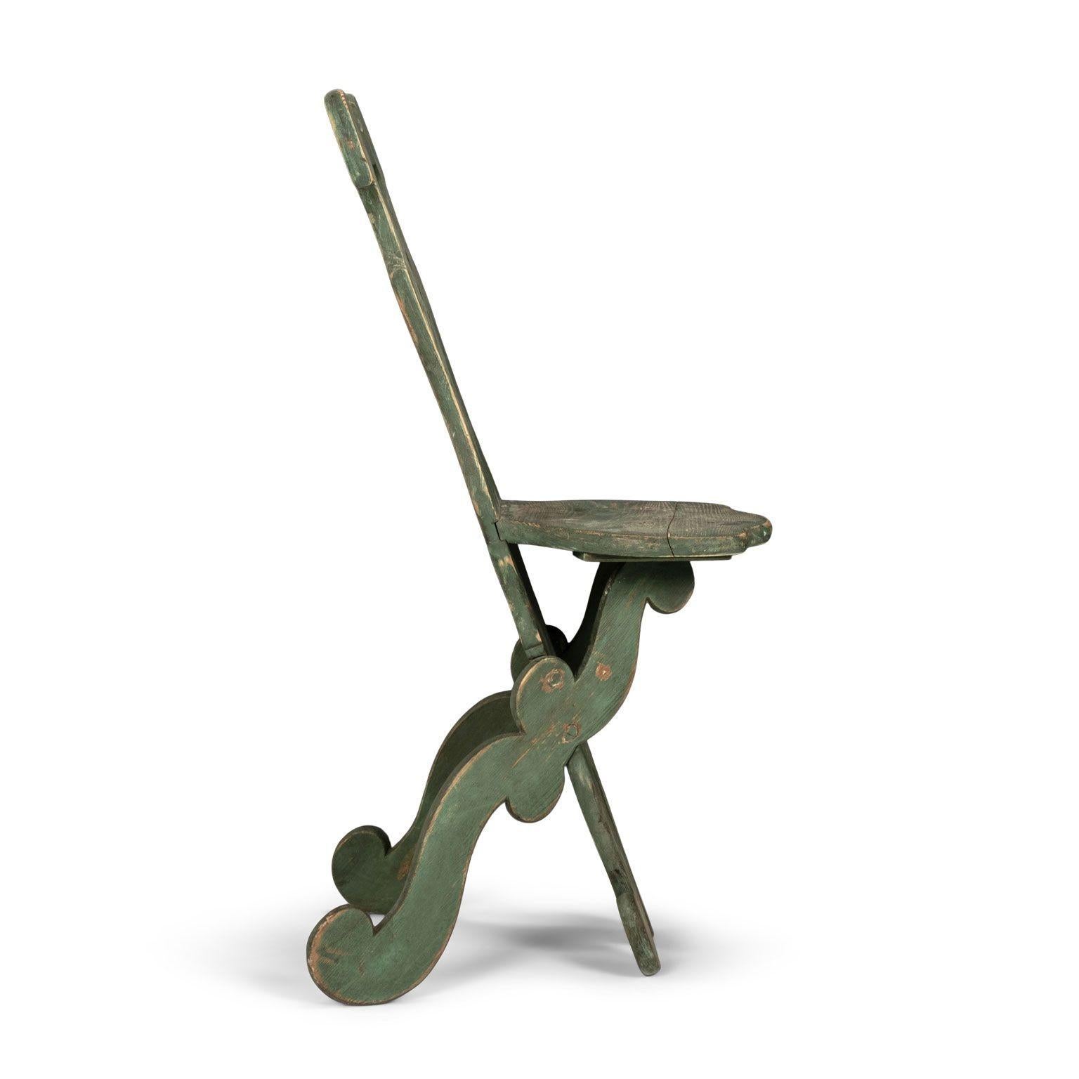 Tabouret suédois vernaculaire peint en vert avec dossier, datant du 19e siècle. Véritable pièce d'art populaire construite en pin vers 1860-1879. La finition peinte en vert sur la partie supérieure de la chaise est en grande partie ancienne, ou