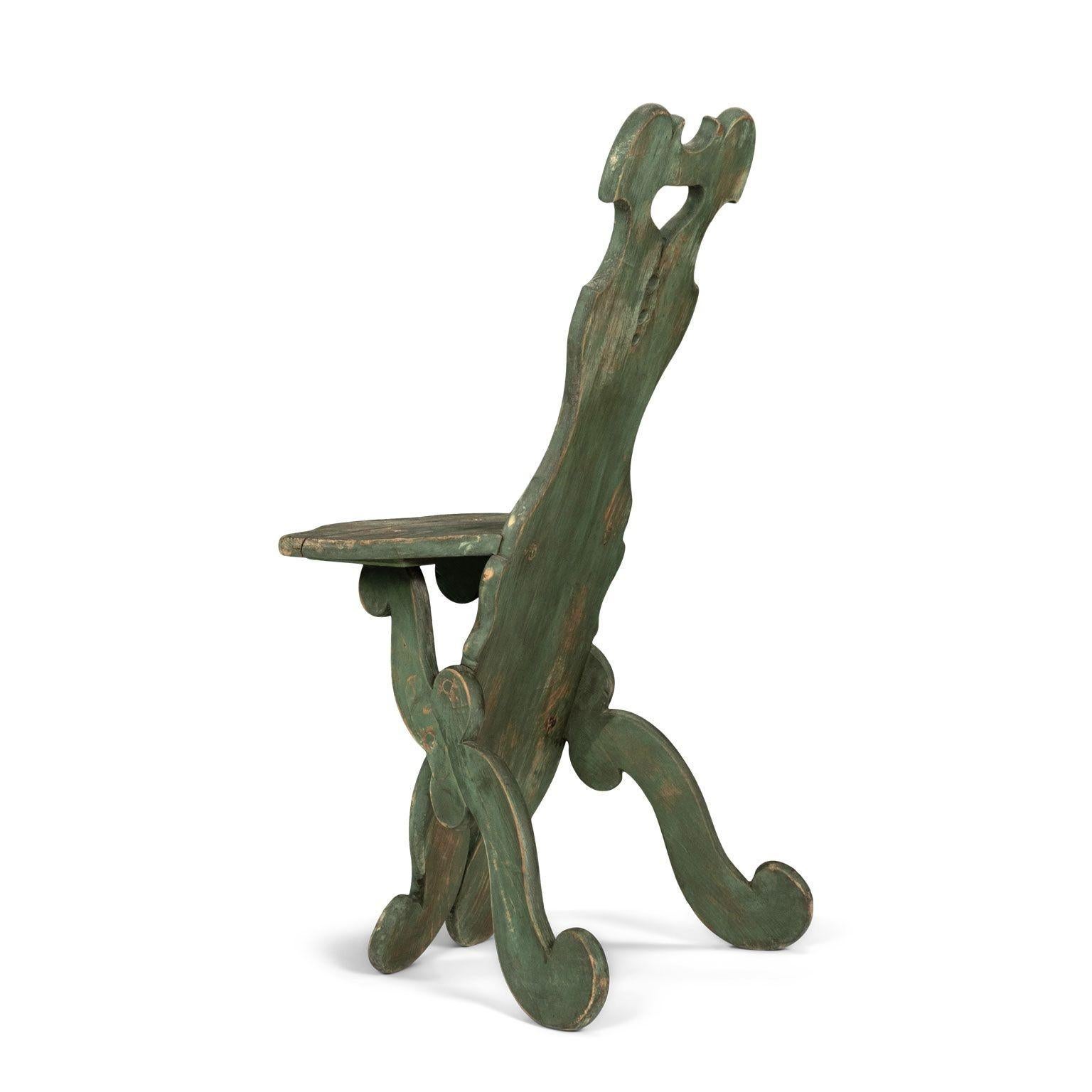 Sculpté à la main Tabouret suédois vernaculaire peint en vert en vente