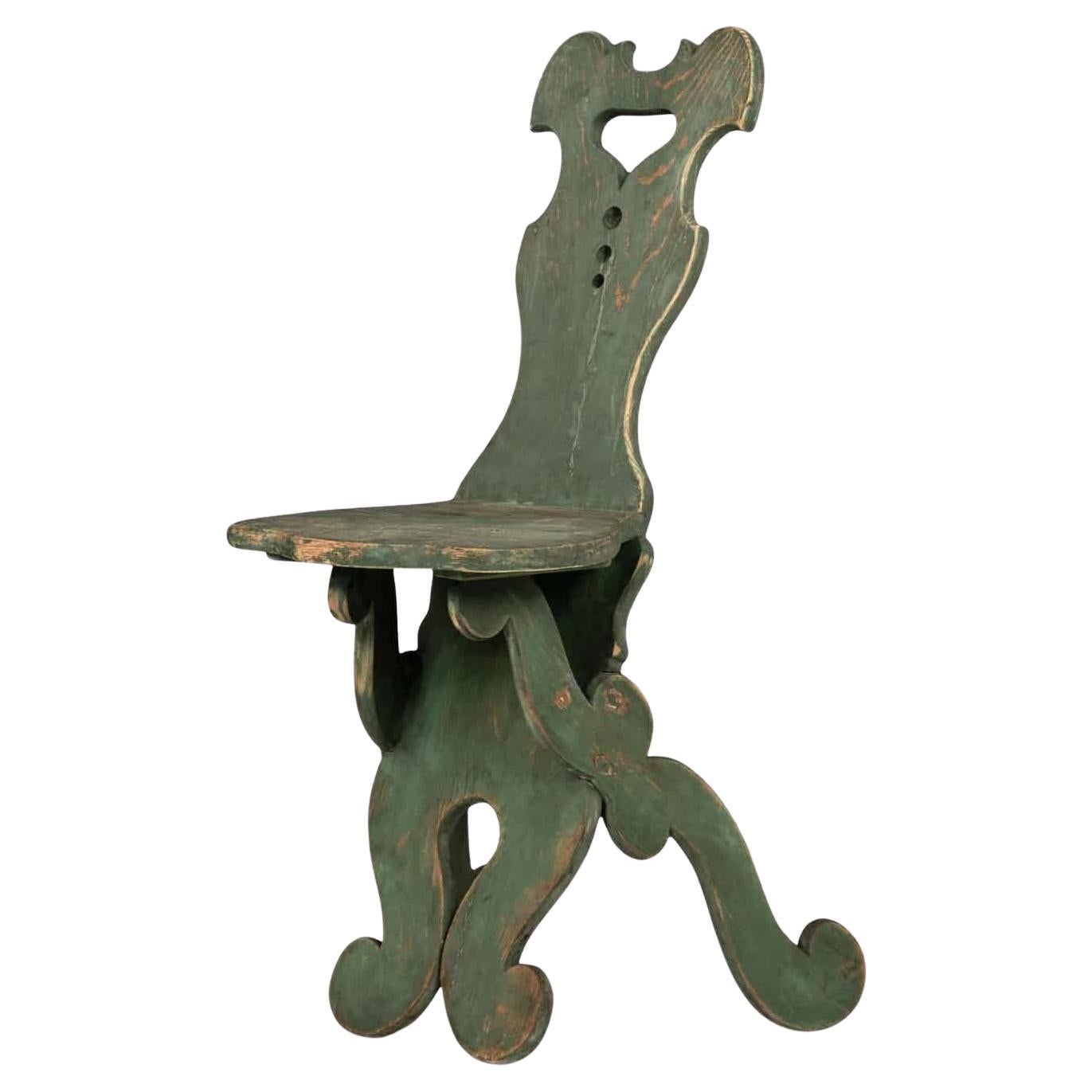 Schwedischer Hocker mit grüner Bemalung