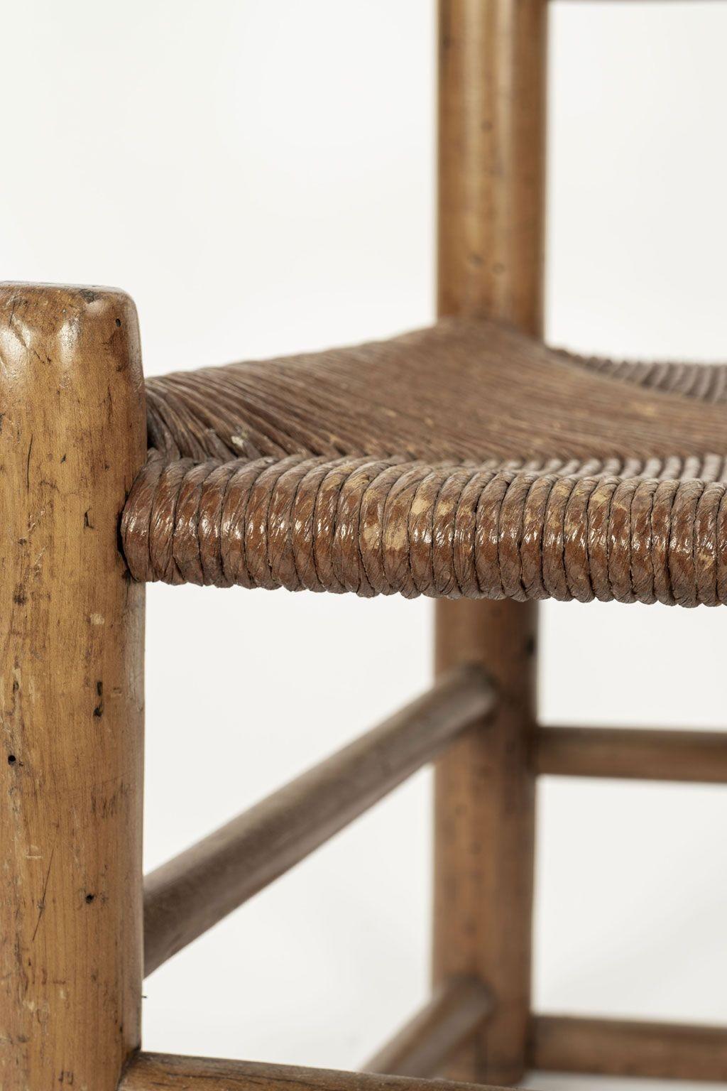 Silla vernácula de abedul con respaldo de escalera y asiento posterior de junco. Inusuales orejas decorativas torneadas sobre los montantes del respaldo. Maravillosos travesaños traseros de madera ligeramente deformados. El asiento tiene buena edad,