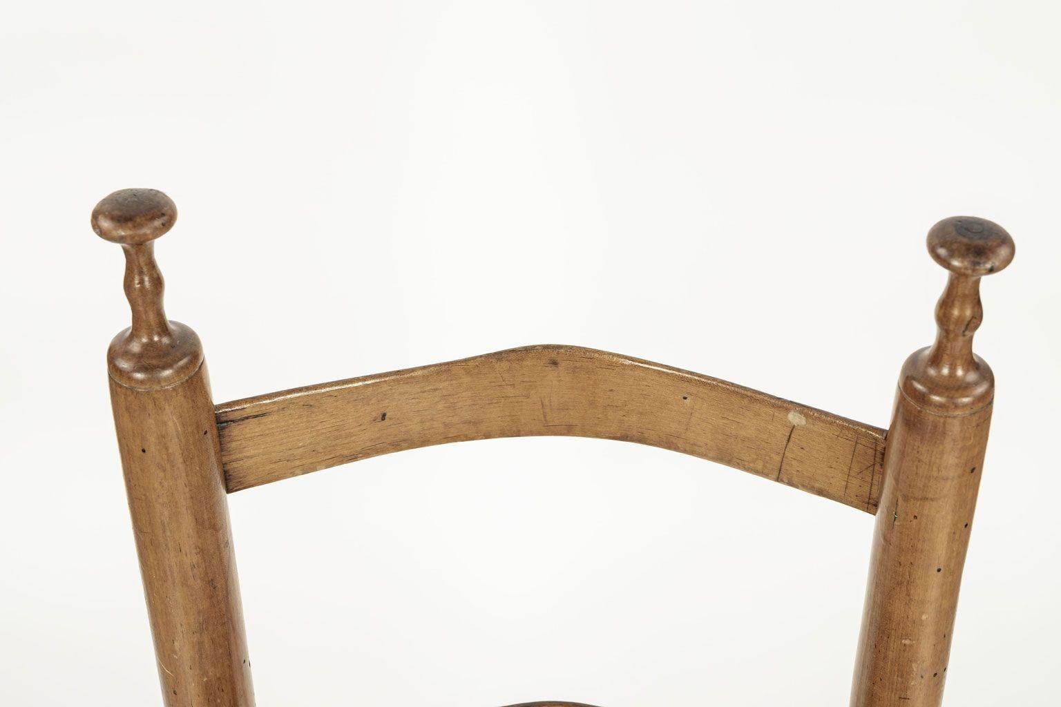 Silla Vernácula con Respaldo de Escalera Arte popular en venta