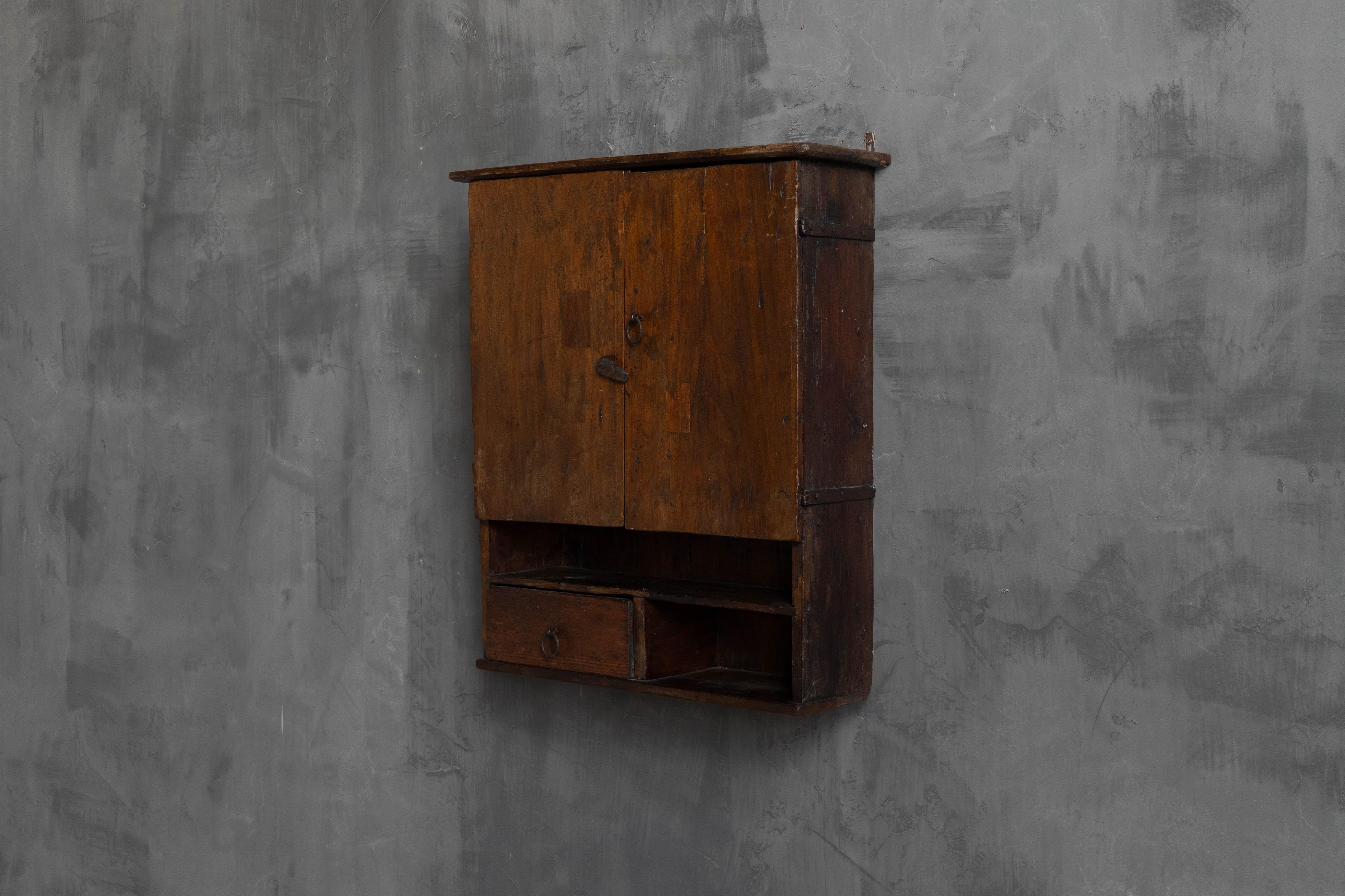 Vernakulärer Wandschrank, Frankreich, Ende 19. (Rustikal) im Angebot