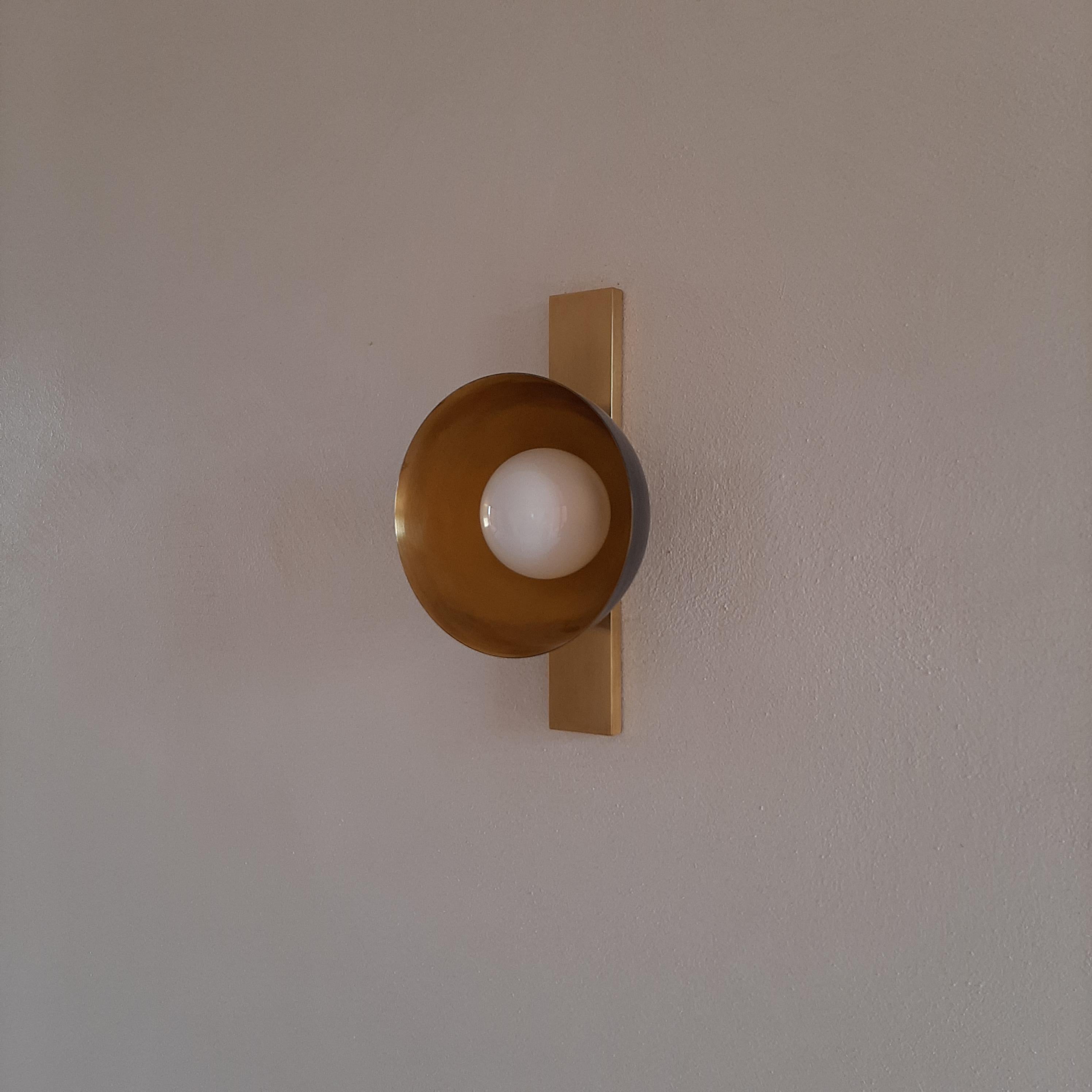 Découpage Verner 1 Applique - Ottone patinato e vetro opalino in vendita