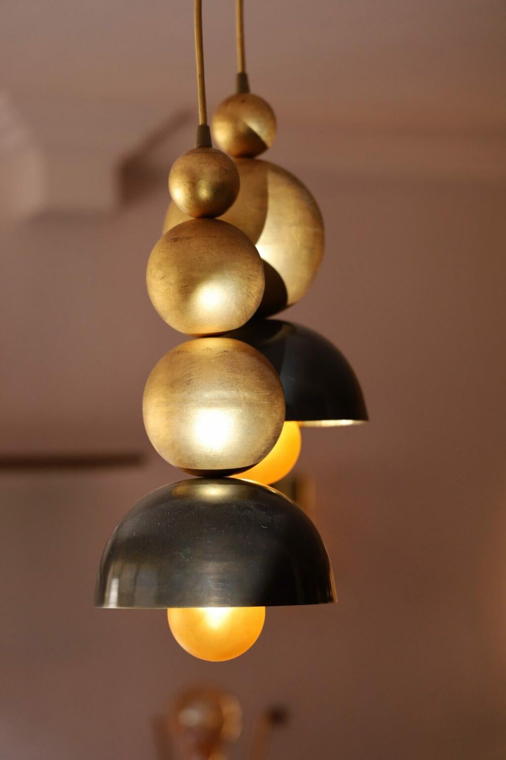 Moderno Lampada a sospensione Verner 2 - Sfere in ottone patinato e foglia d'oro in vendita