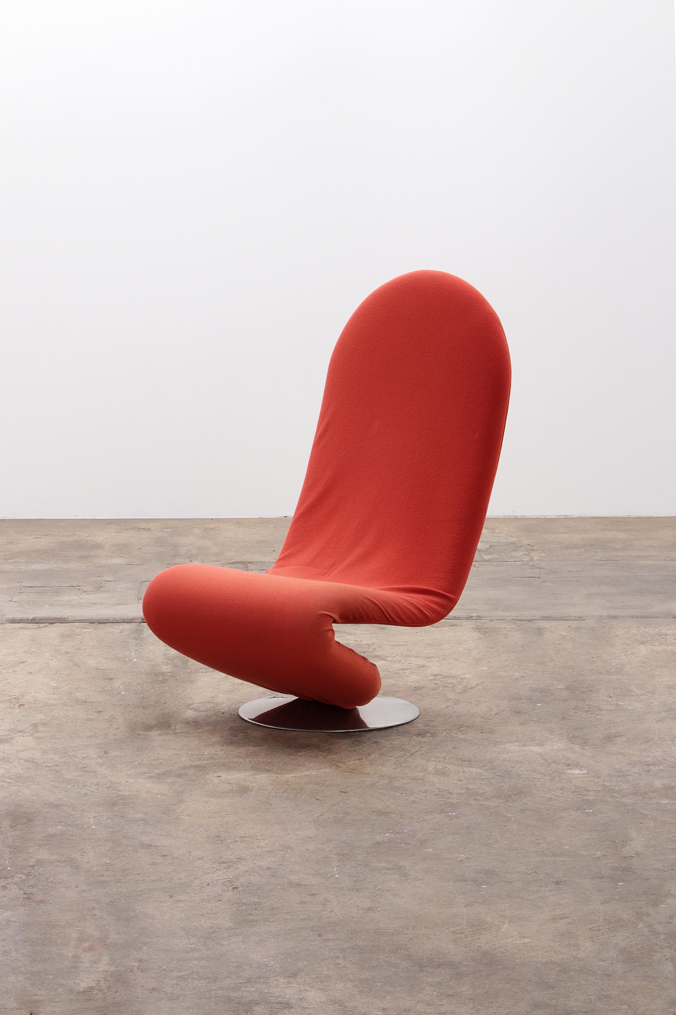 Entdecken Sie den kultigen Fritz Hansen 1-2-3 Chair, entworfen von dem legendären dänischen Designer Verner Panton. Dieses seltene Modell 'System 123' aus dem Jahr 1973, das mit einem auffälligen rot-orangenen Stoff bezogen ist, ist ein wahres